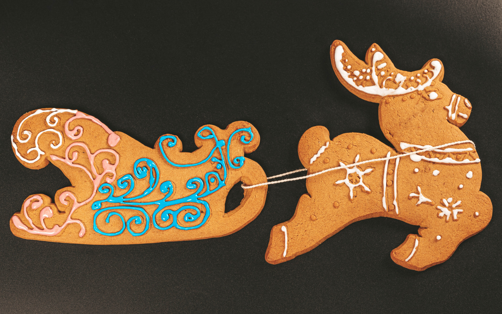 Рождественское печенье на черном столе