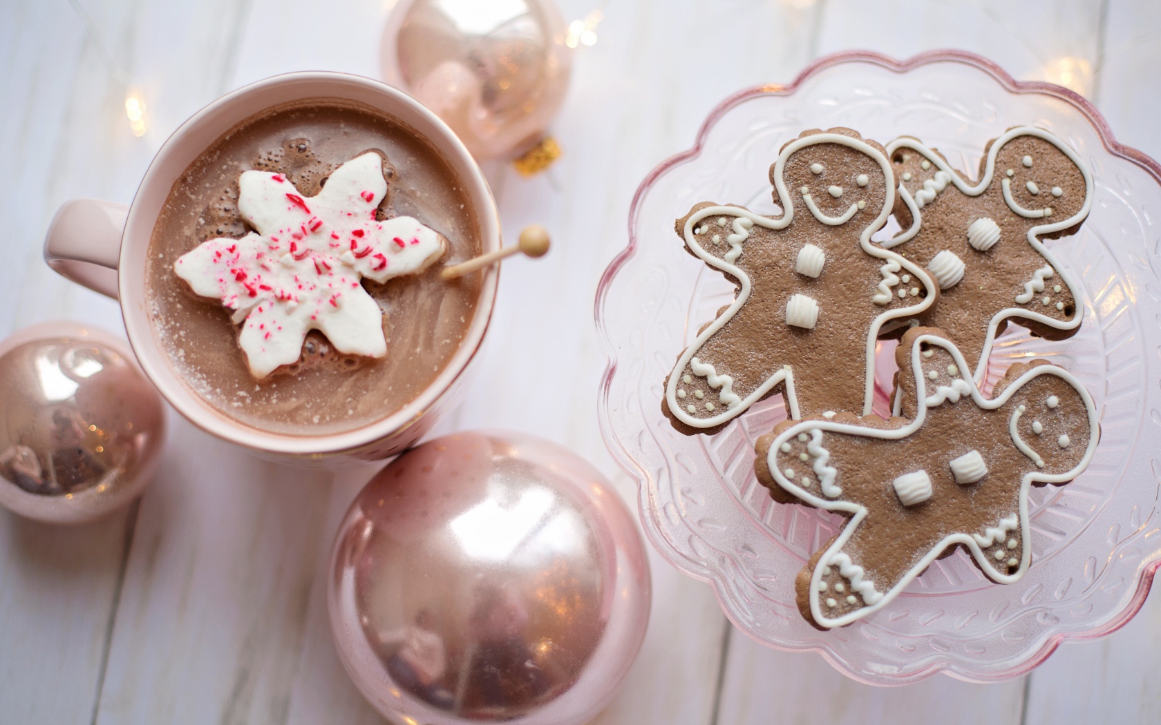 Печенье на столе  с чашкой кофе и шариками 