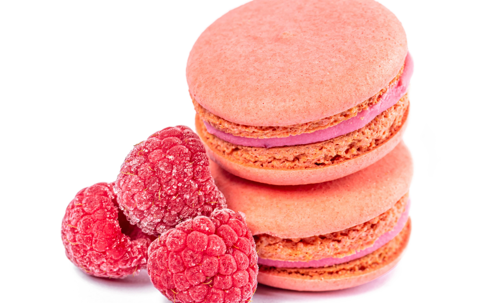 Десерт макарон с малиной на белом фоне