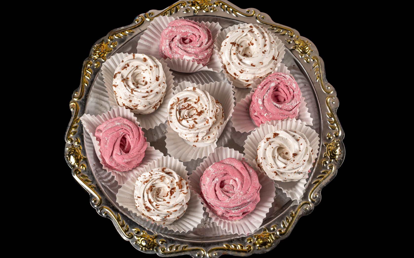 Домашний фруктовый зефир на черном фоне