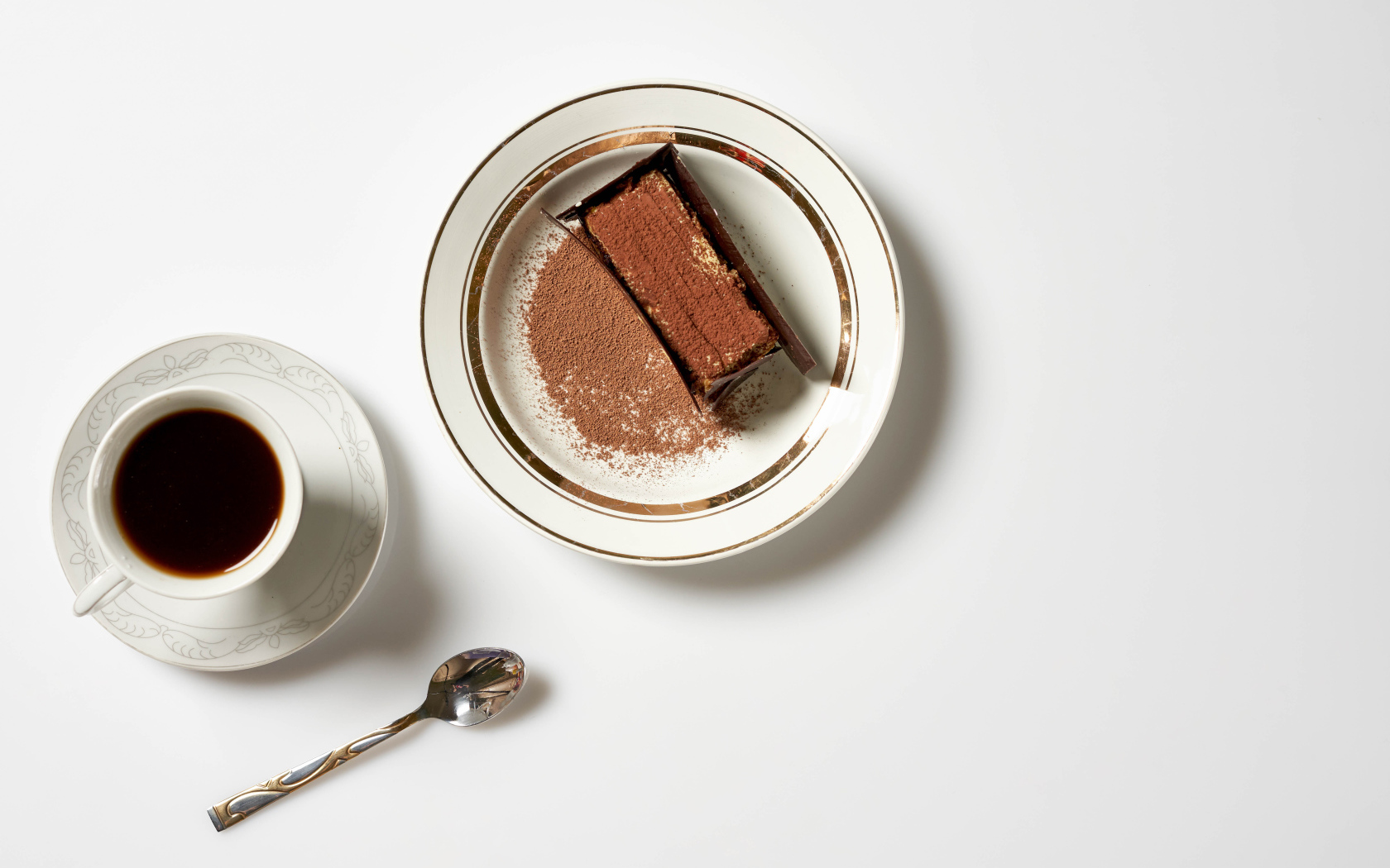 Кусок торта на столе с чашкой кофе 