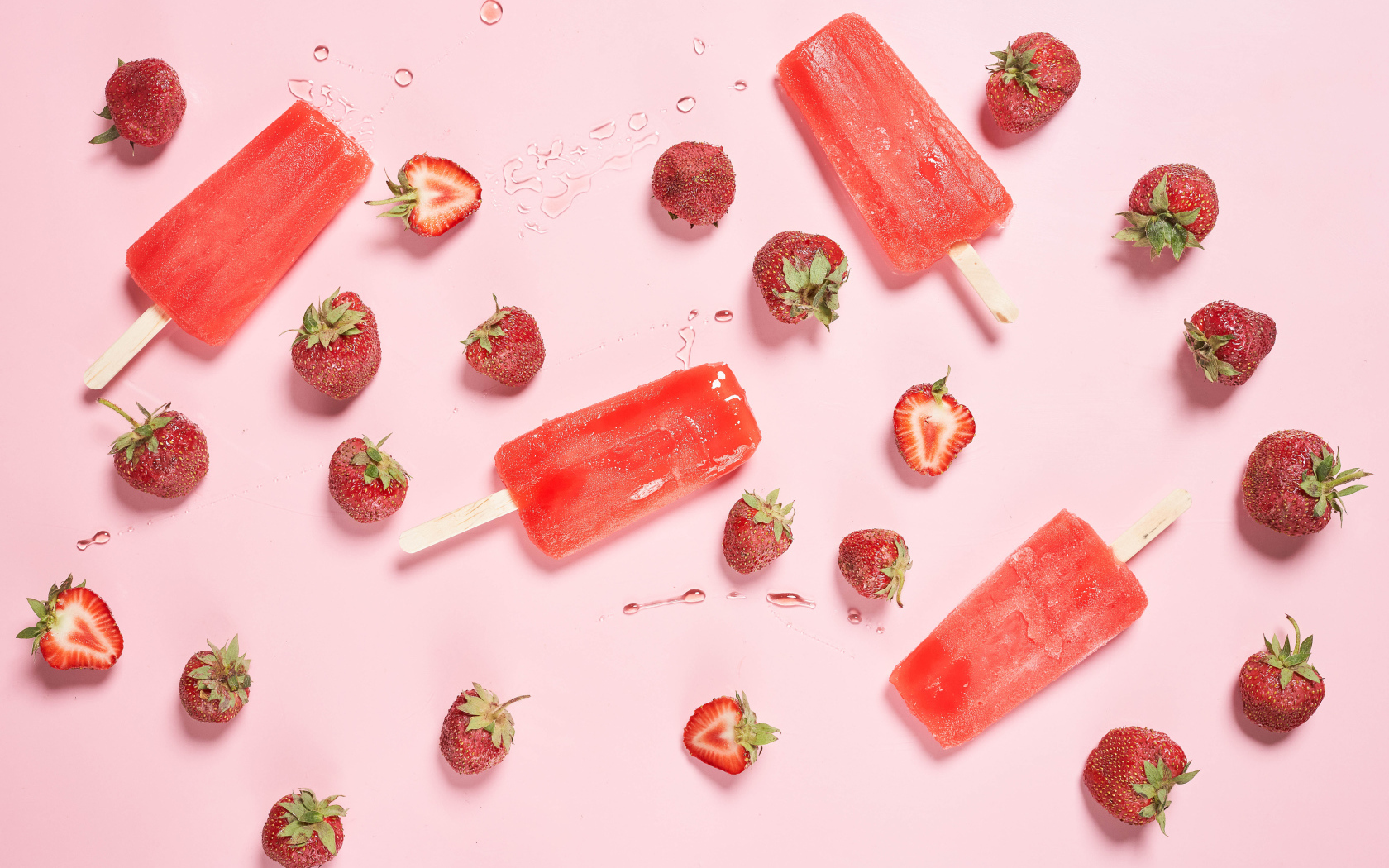 Фруктовое мороженое на розовом фоне с ягодами клубники 