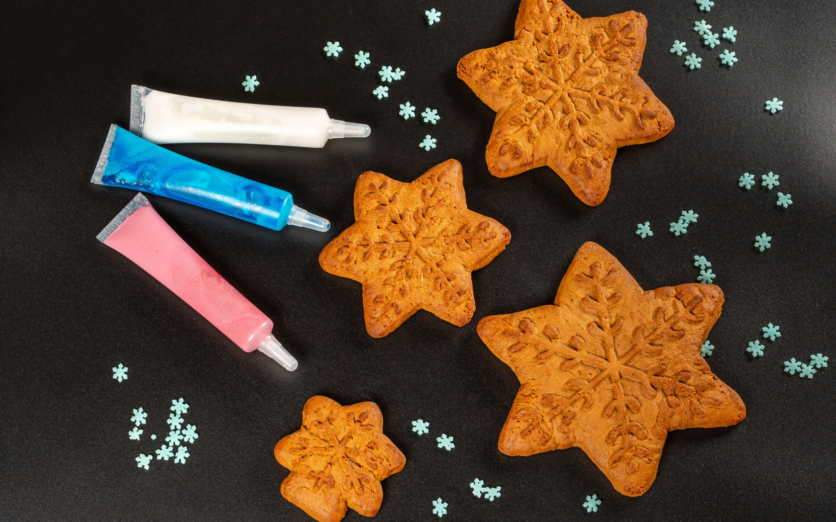 Печенье снежинки с красками на столе