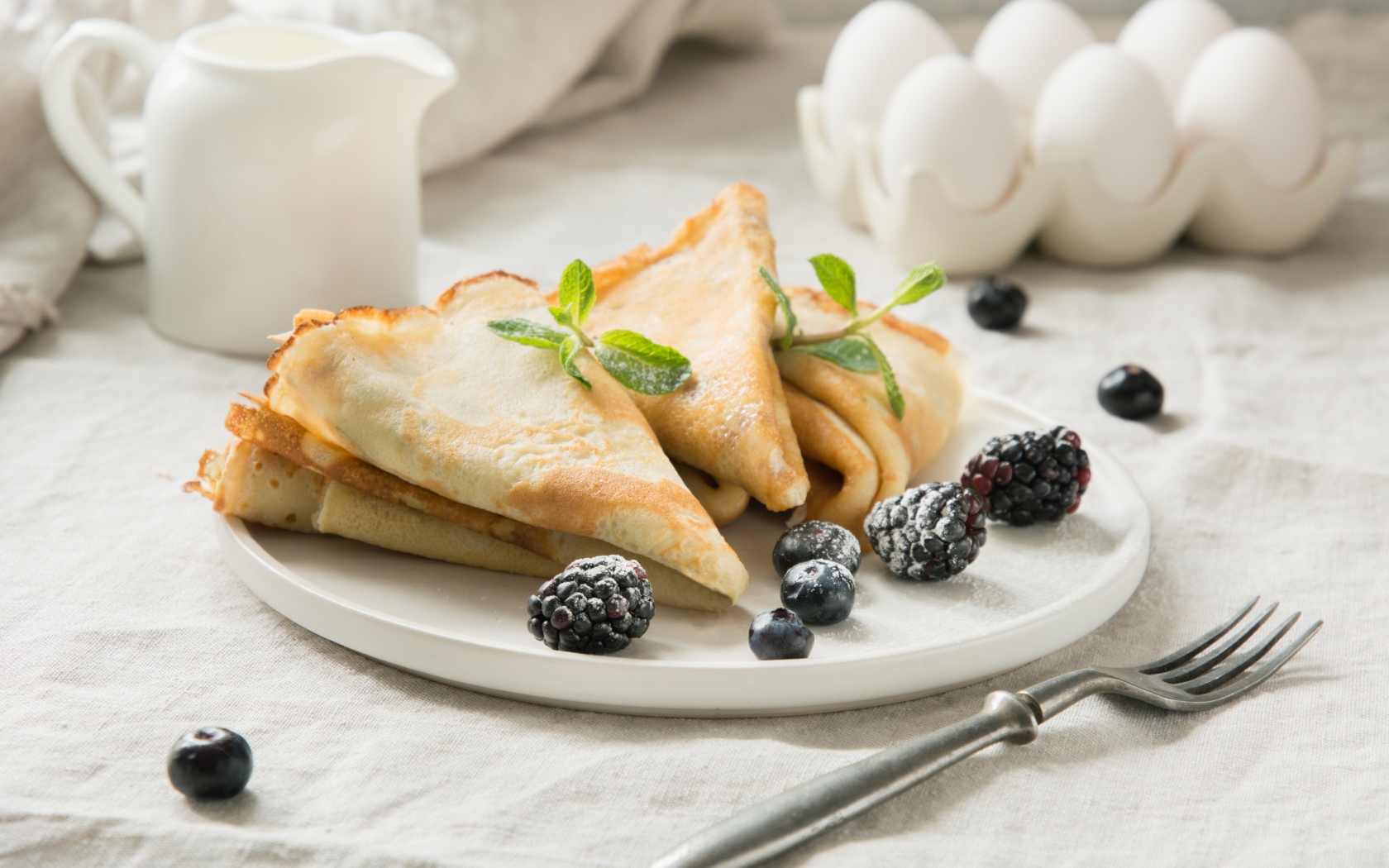 Тонкие аппетитные блинчики с ягодами ежевики и черники