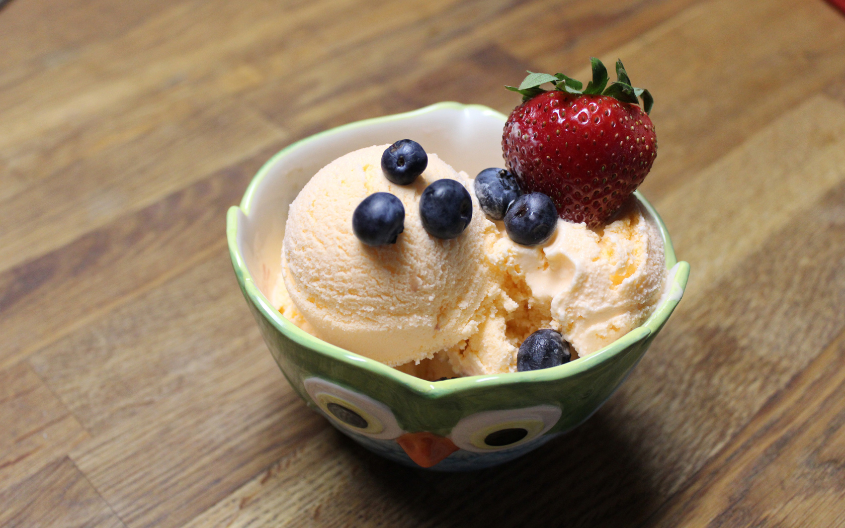 Шарики ванильного мороженого с ягодами черники и клубники