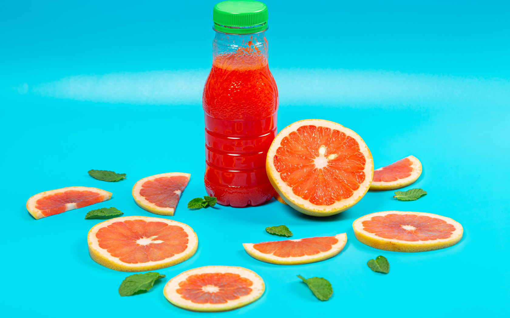 Напиток с грейпфрутом на голубом фоне