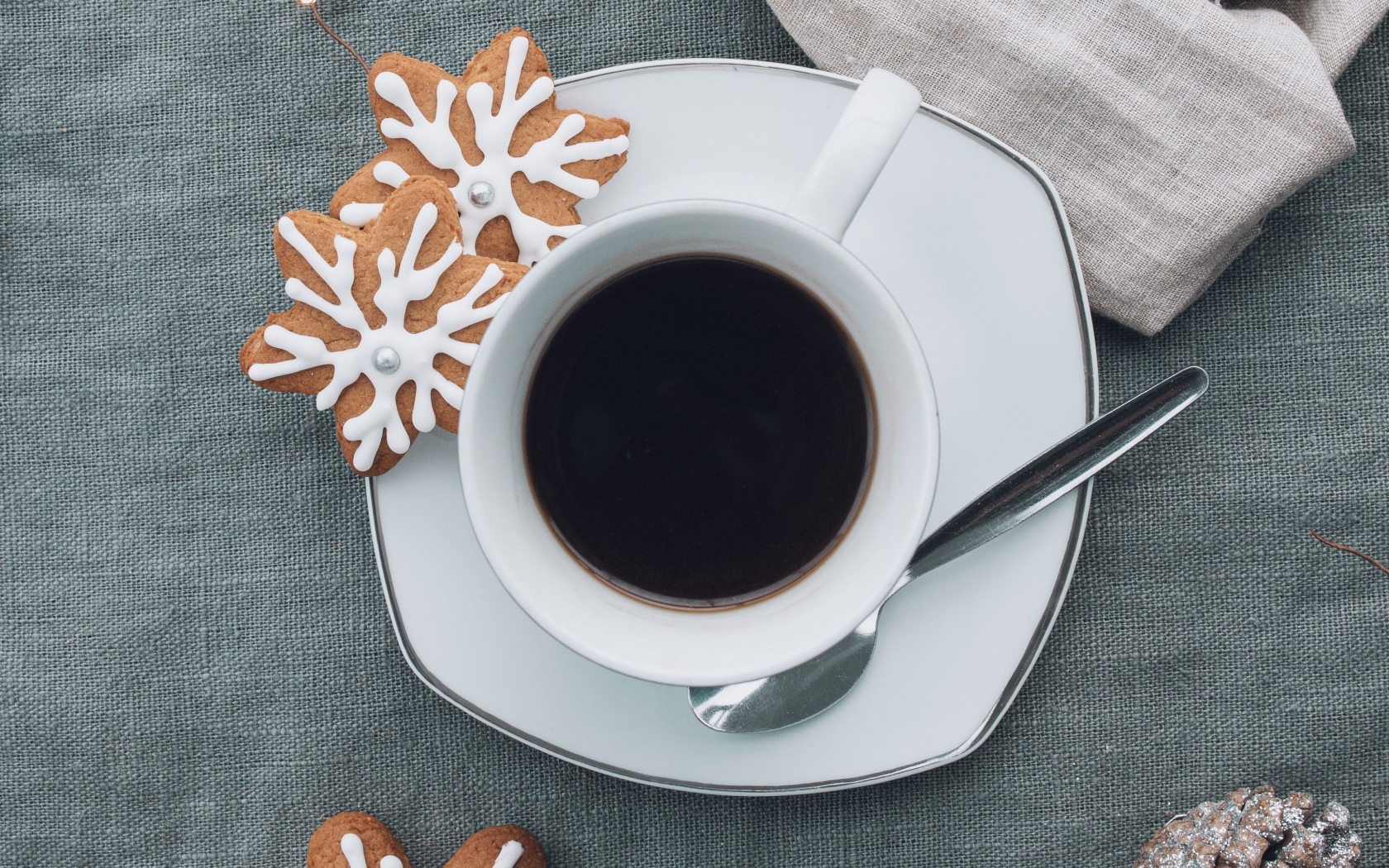 Белая чашка горячего кофе с печеньем 