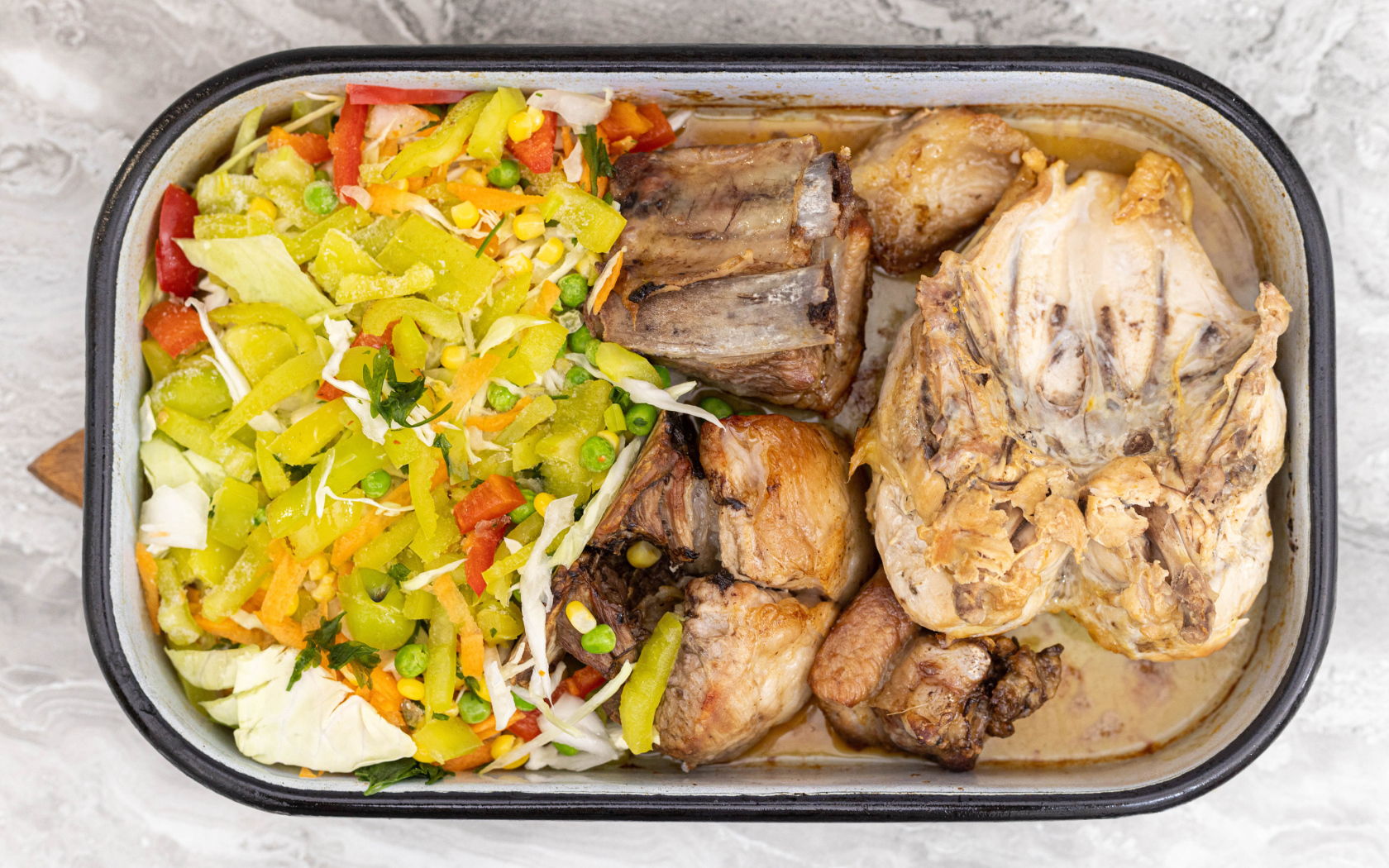 Запеченная курица с овощами в противне