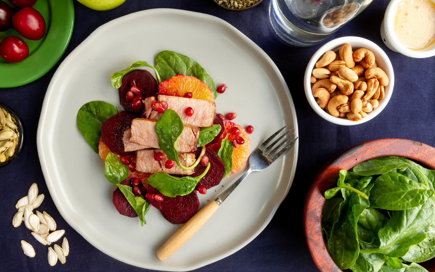 Мясо с овощами на большой белой тарелке