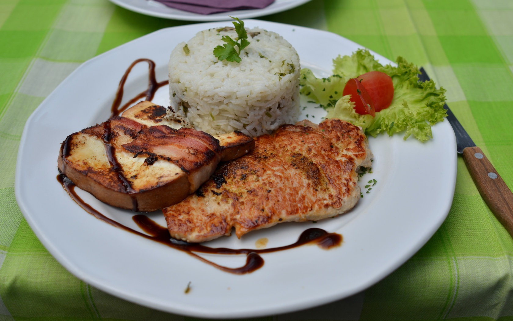 Рис на тарелке с кусками мяса