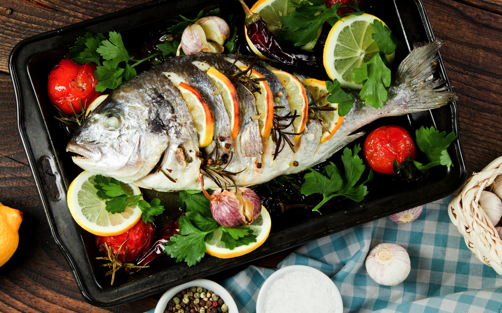 Запеченный карась с помидорами и лимоном