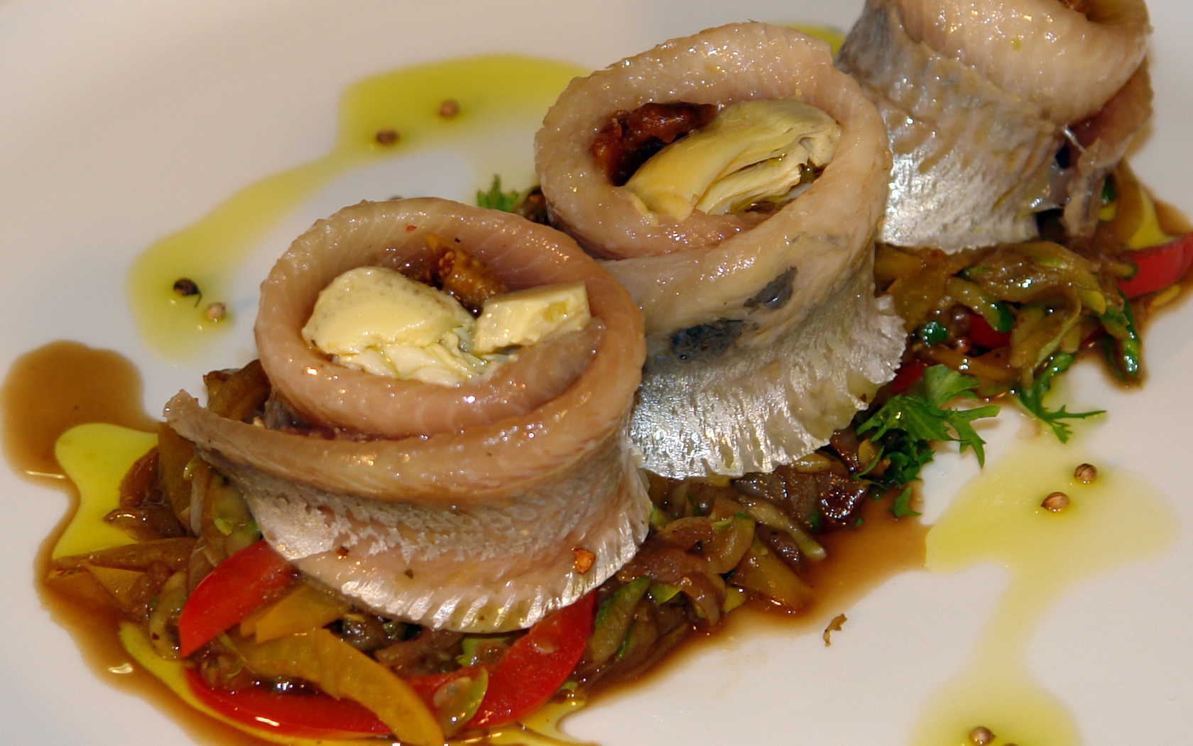 Рулетики из сельди с овощами