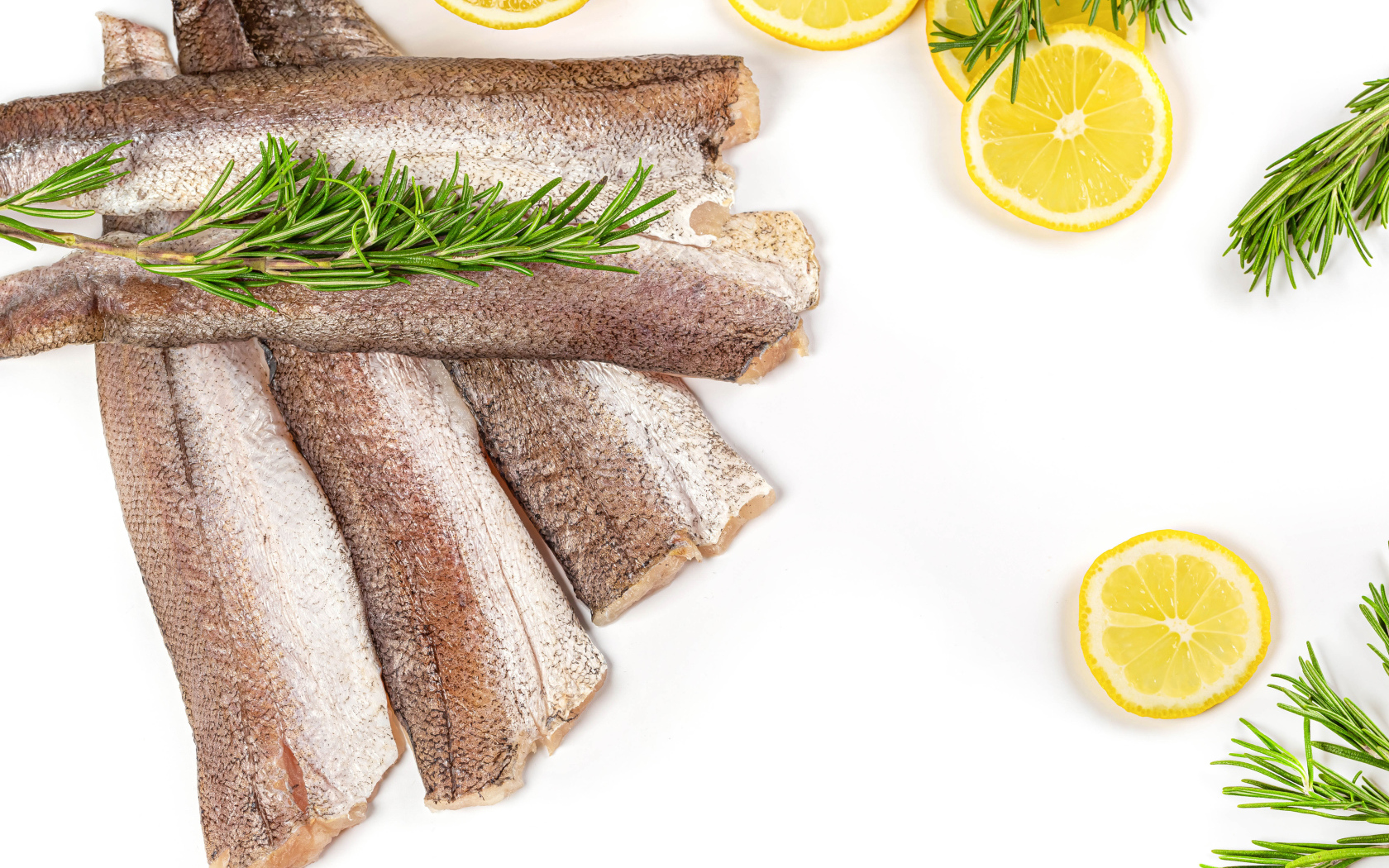 Сырая рыба с розмарином и лимоном на белом фоне