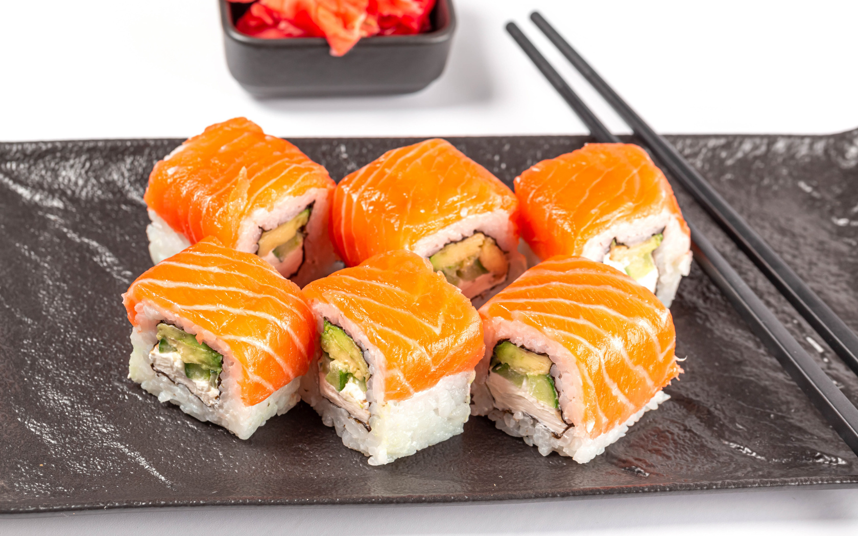 Суши Филадельфия с палочками на столе 