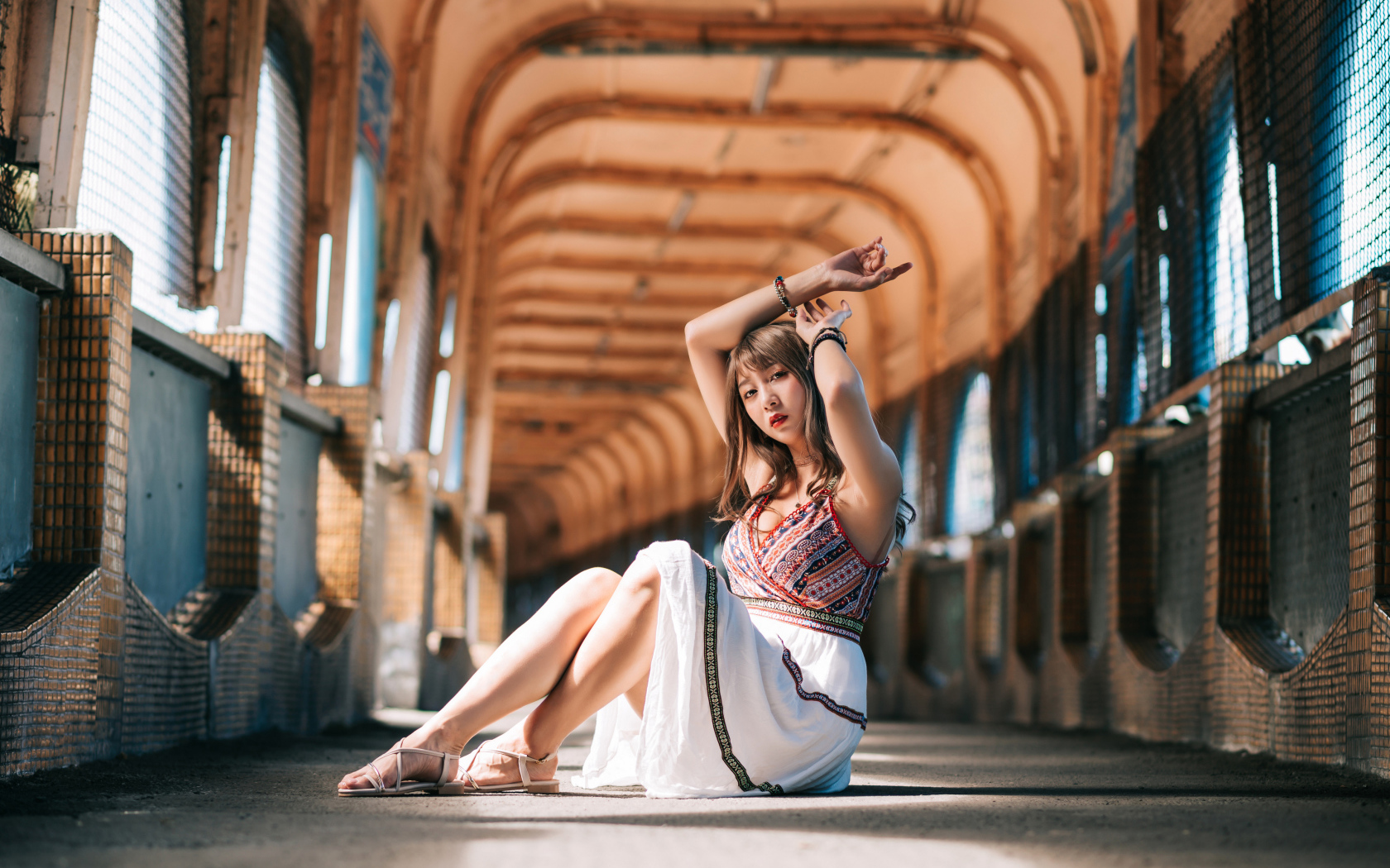 Девушка азиатка сидит в переходе 