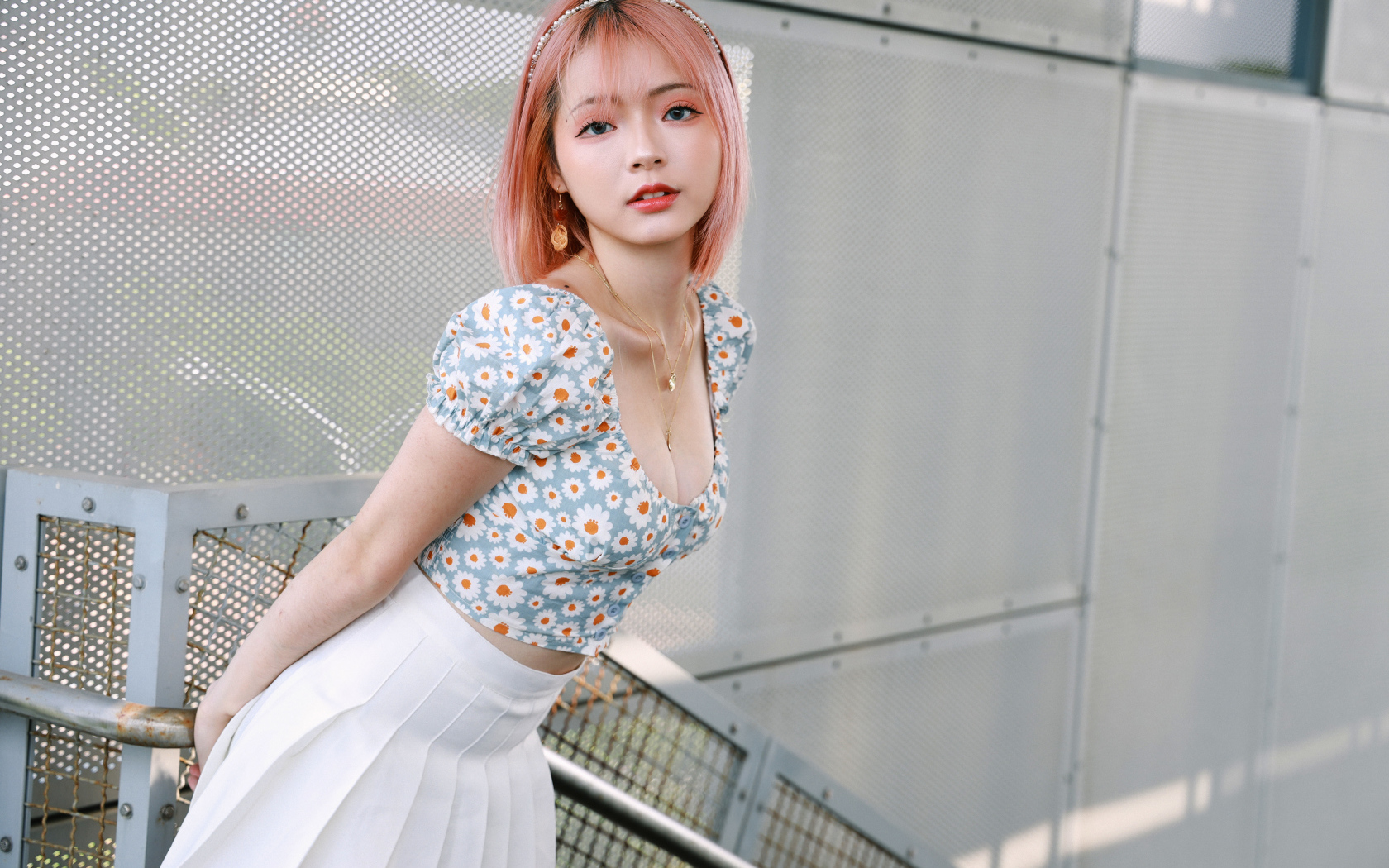 Девушка азиатка с короткой стрижкой