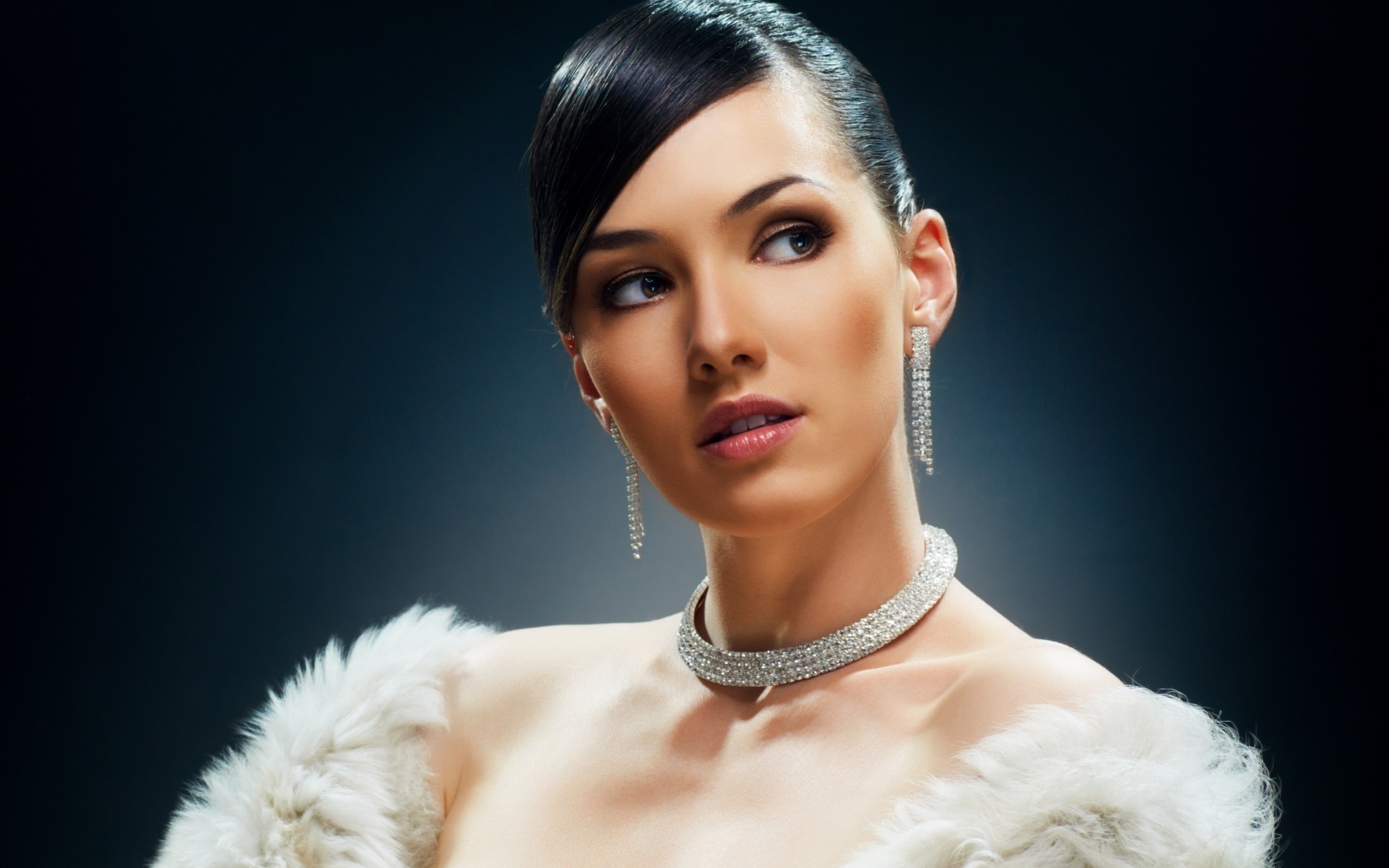 Красивая девушка с дорогими украшениями на черном фоне