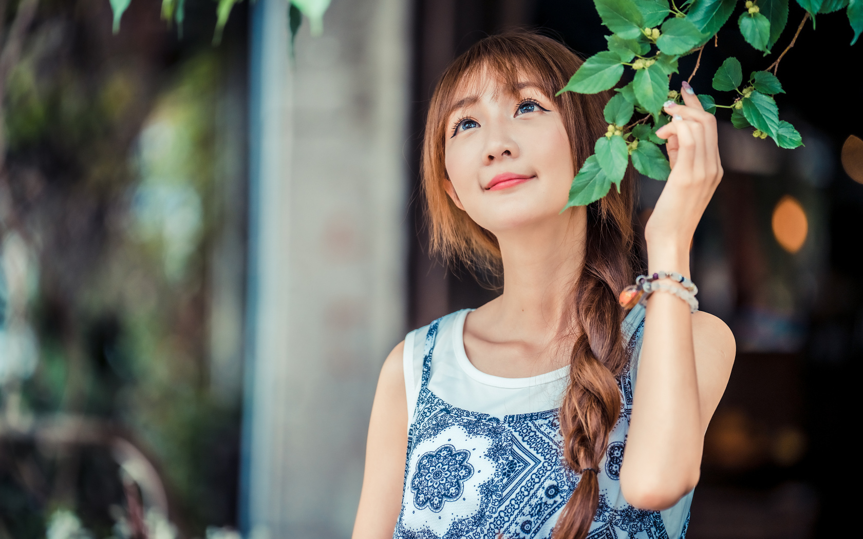 Милая девушка азиатка с косой на голове