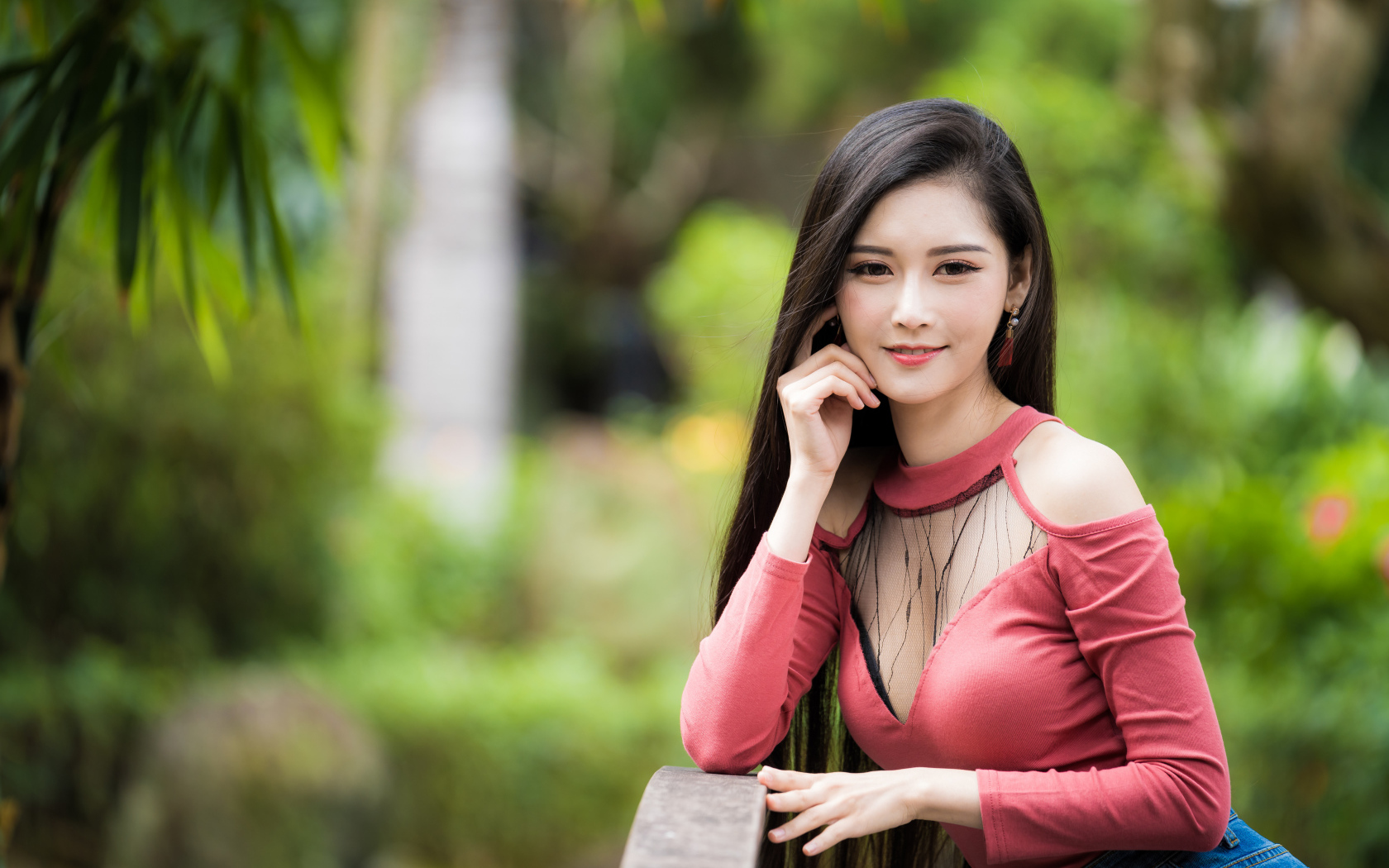 Милая улыбающаяся девушка азиатка розовой кофте