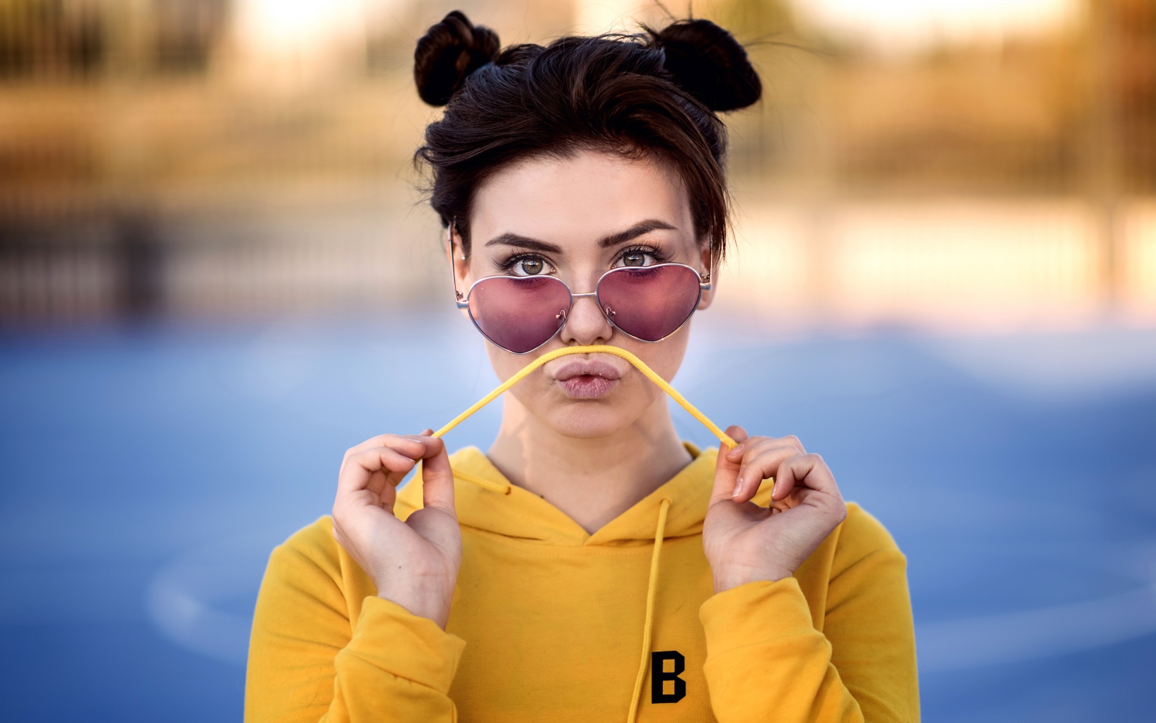 Девушка в очках в желтом худи 