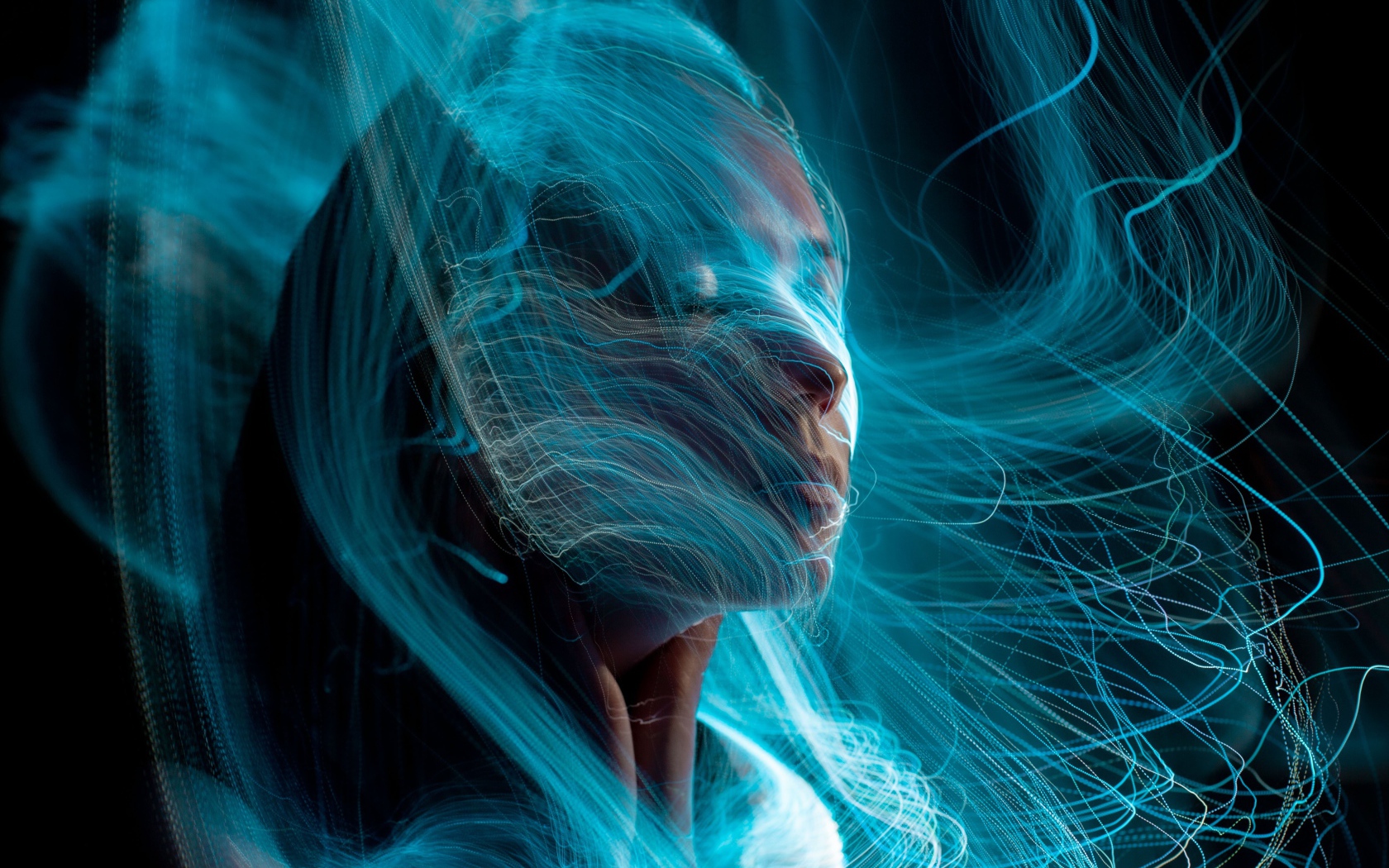 Магическая девушка с паутиной на лице 