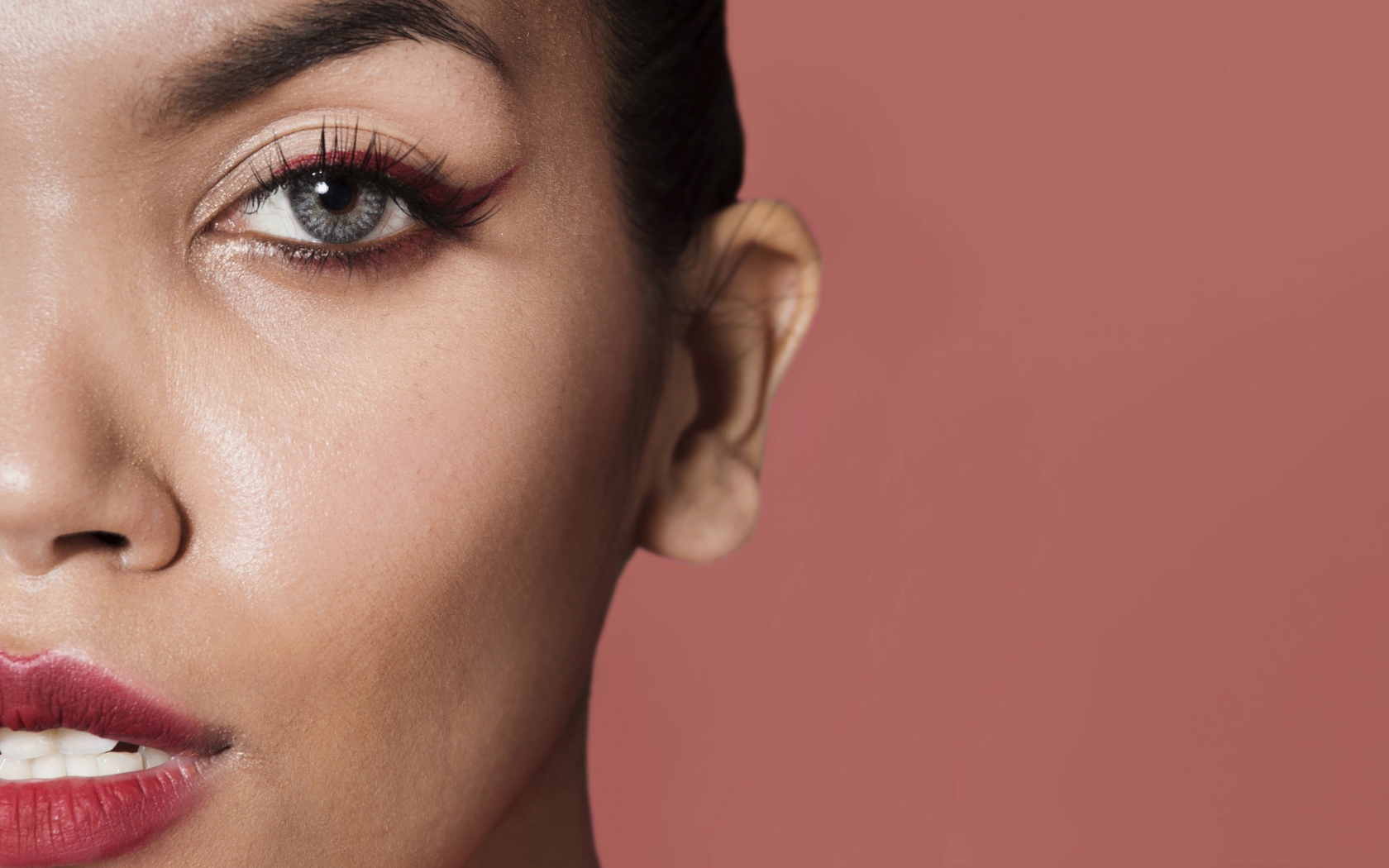 Часть лица голубоглазой женщины 