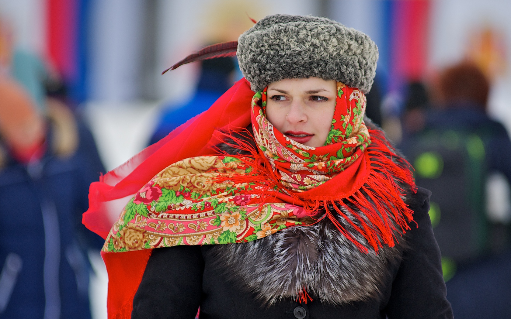 Русская девушка с красным платком на голове 