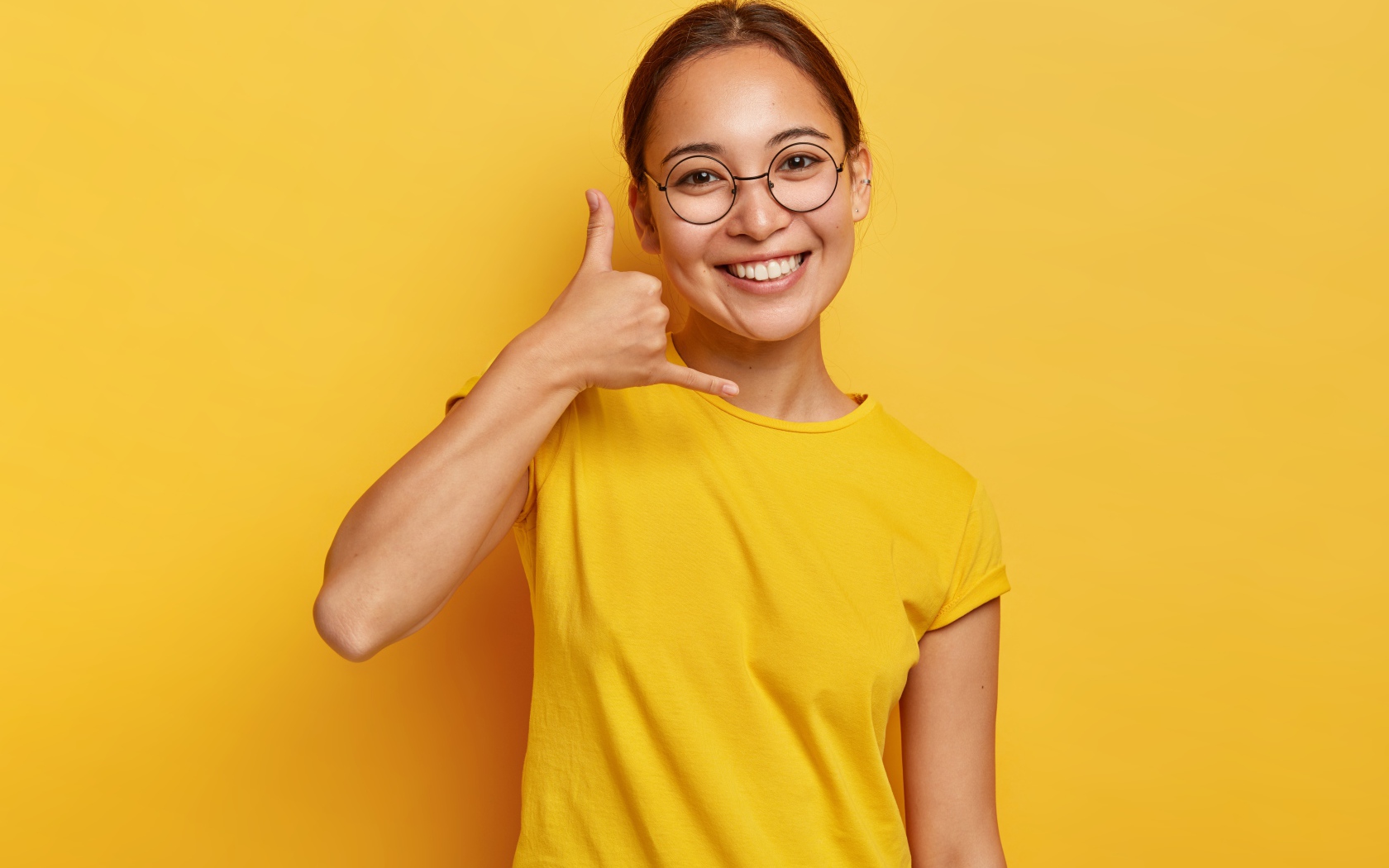 Улыбающаяся девушка на желтом фоне 