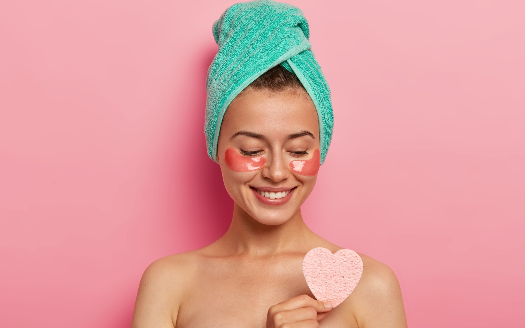 Улыбающаяся девушка с полотенцем на голове после душа