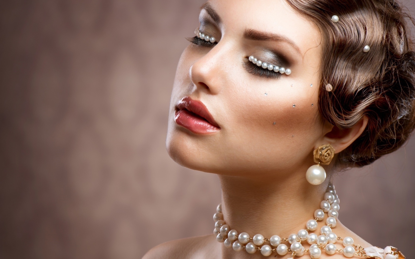 Лицо и тело красивой девушки украшено жемчугом 