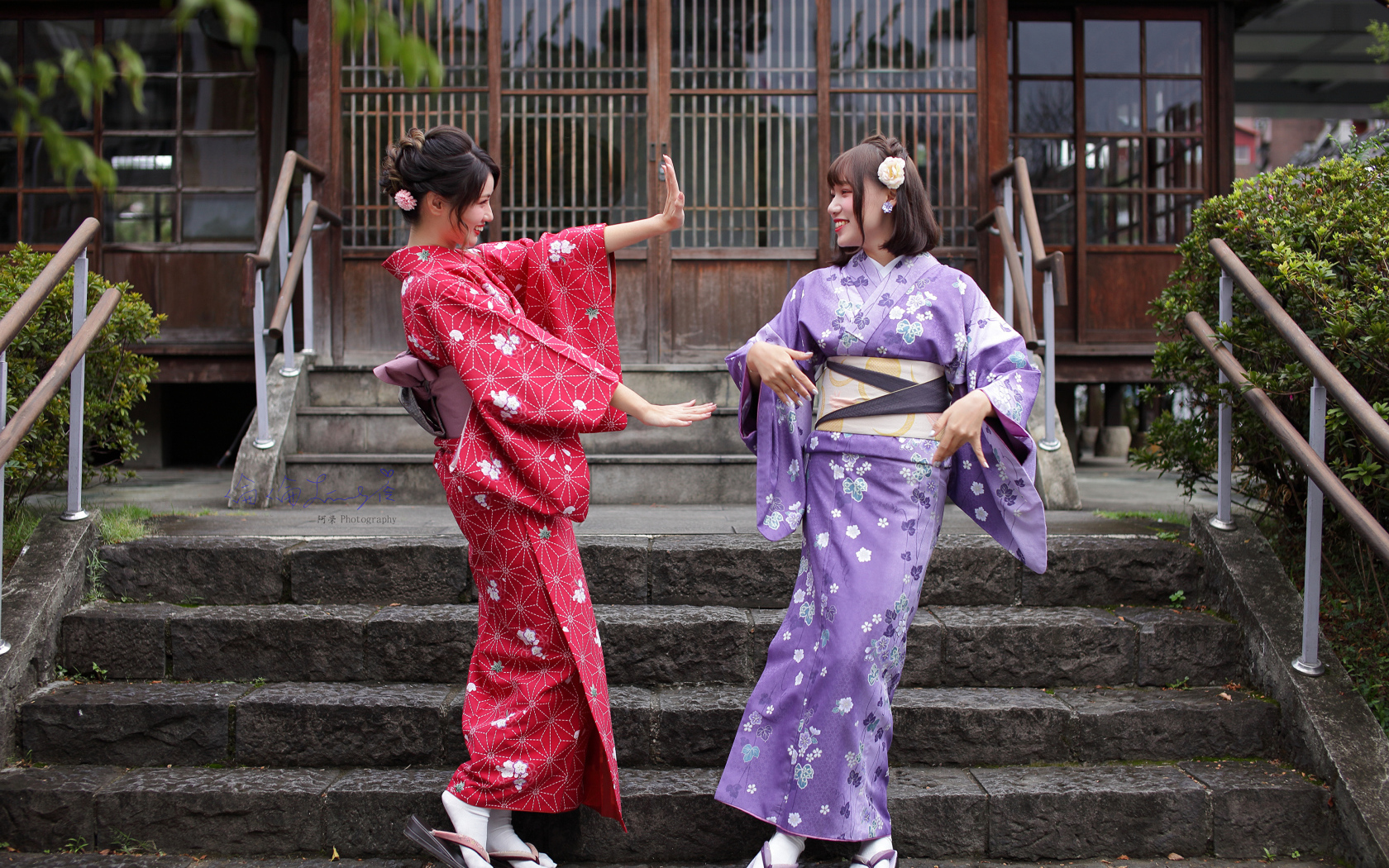 Две красивые девушка азиатки в кимоно на ступеньках