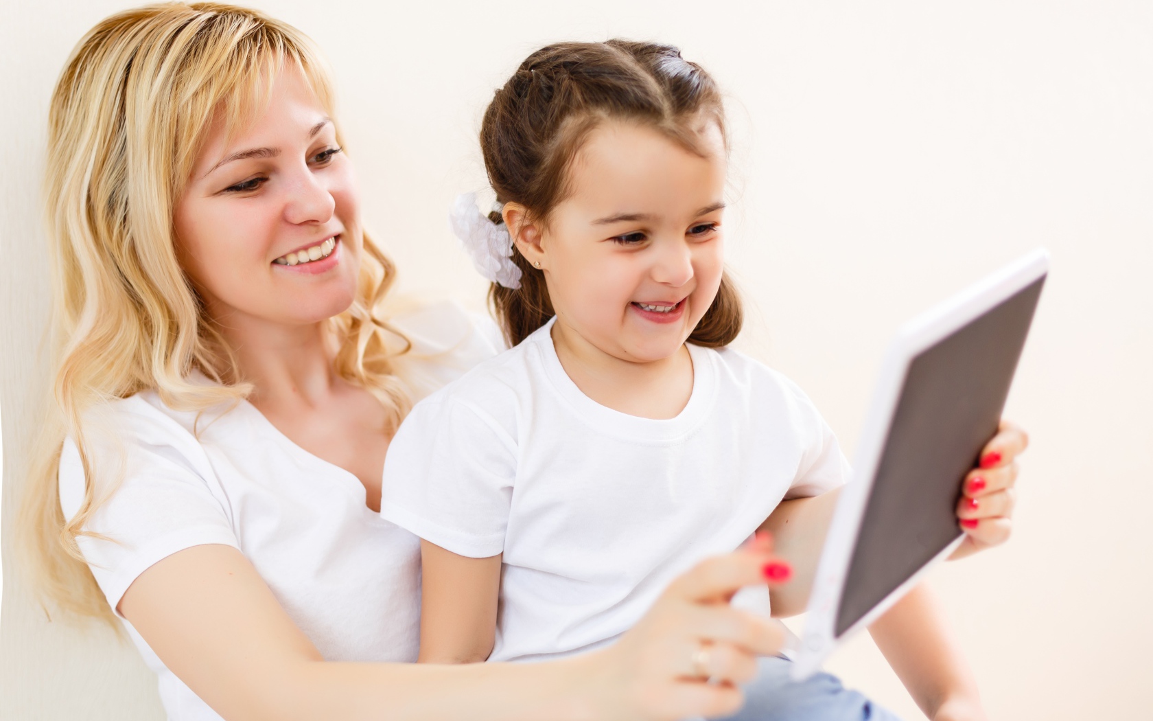 Женщина с маленькой девочкой сидят на  диване