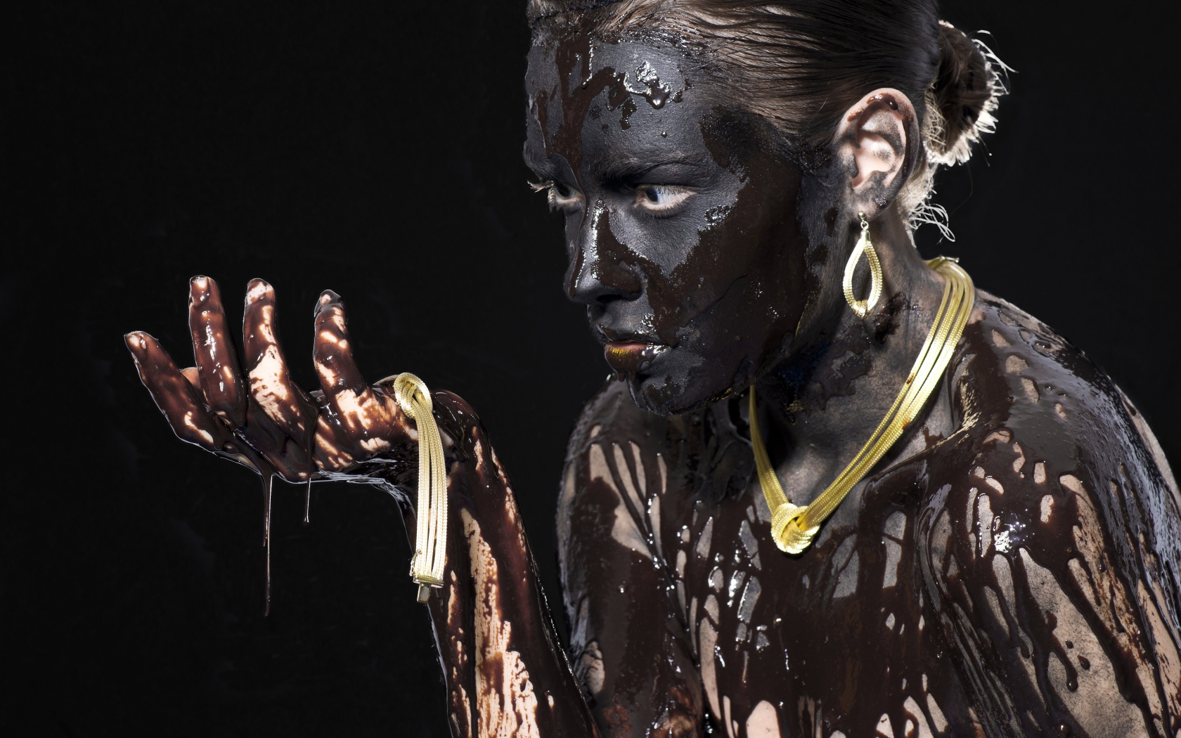 Молодая девушка в грязи на черном фоне