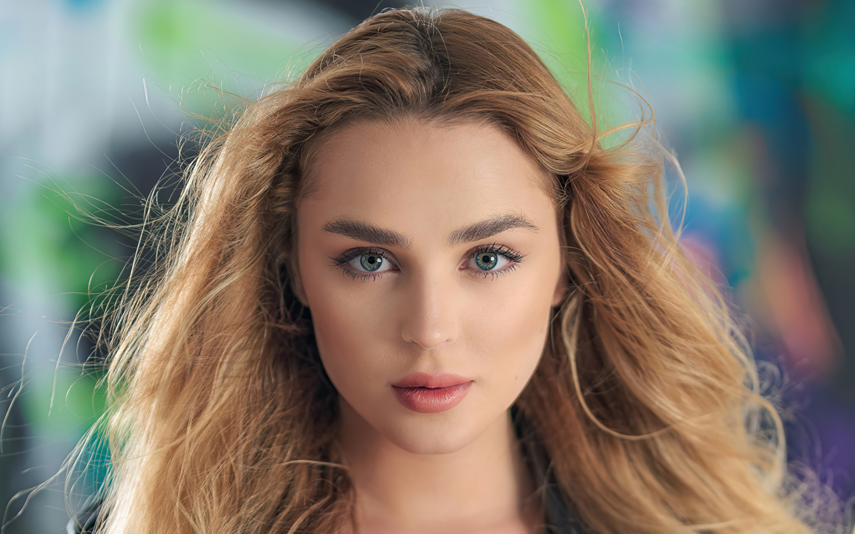Молодая девушка с большими голубыми глазами