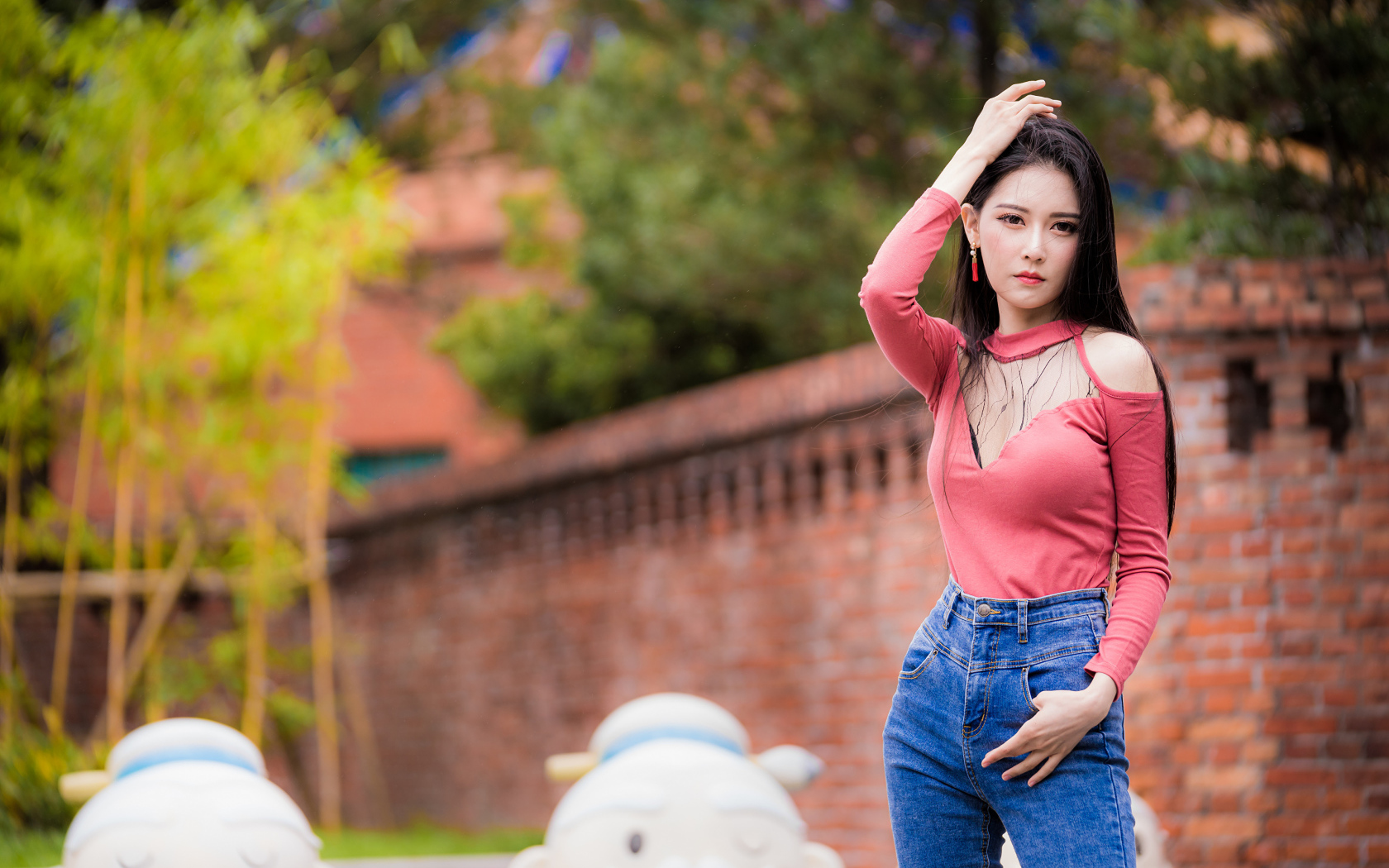 Молодая стройная азиатка в джинсах 