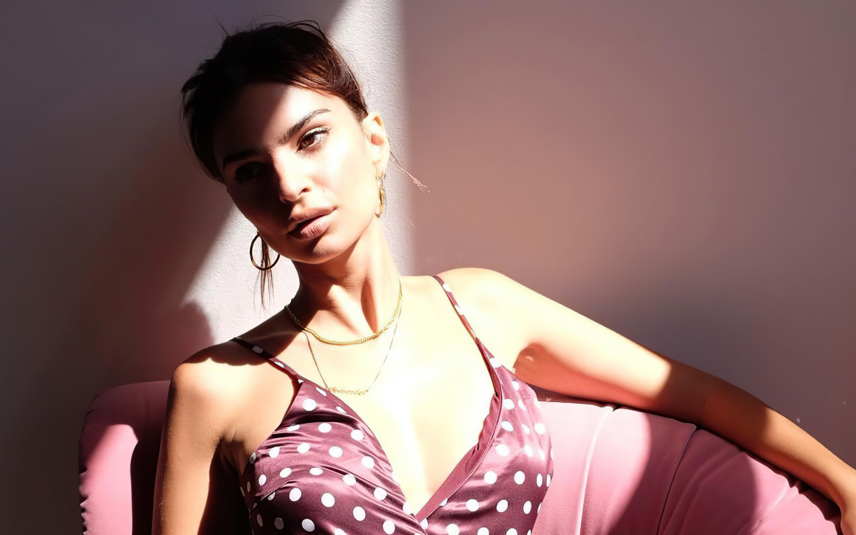 Американская модель Эмили Ратаковски в кресле