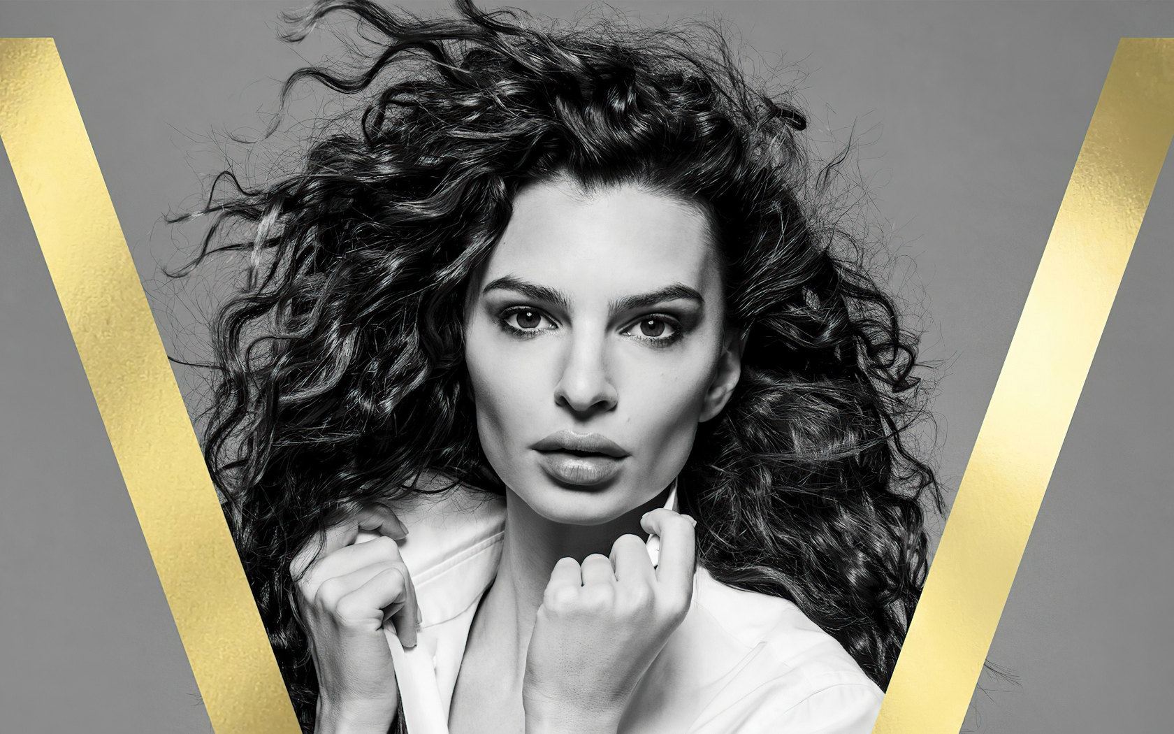 Красивая американская модель Эмили Ратаковски на сером фоне