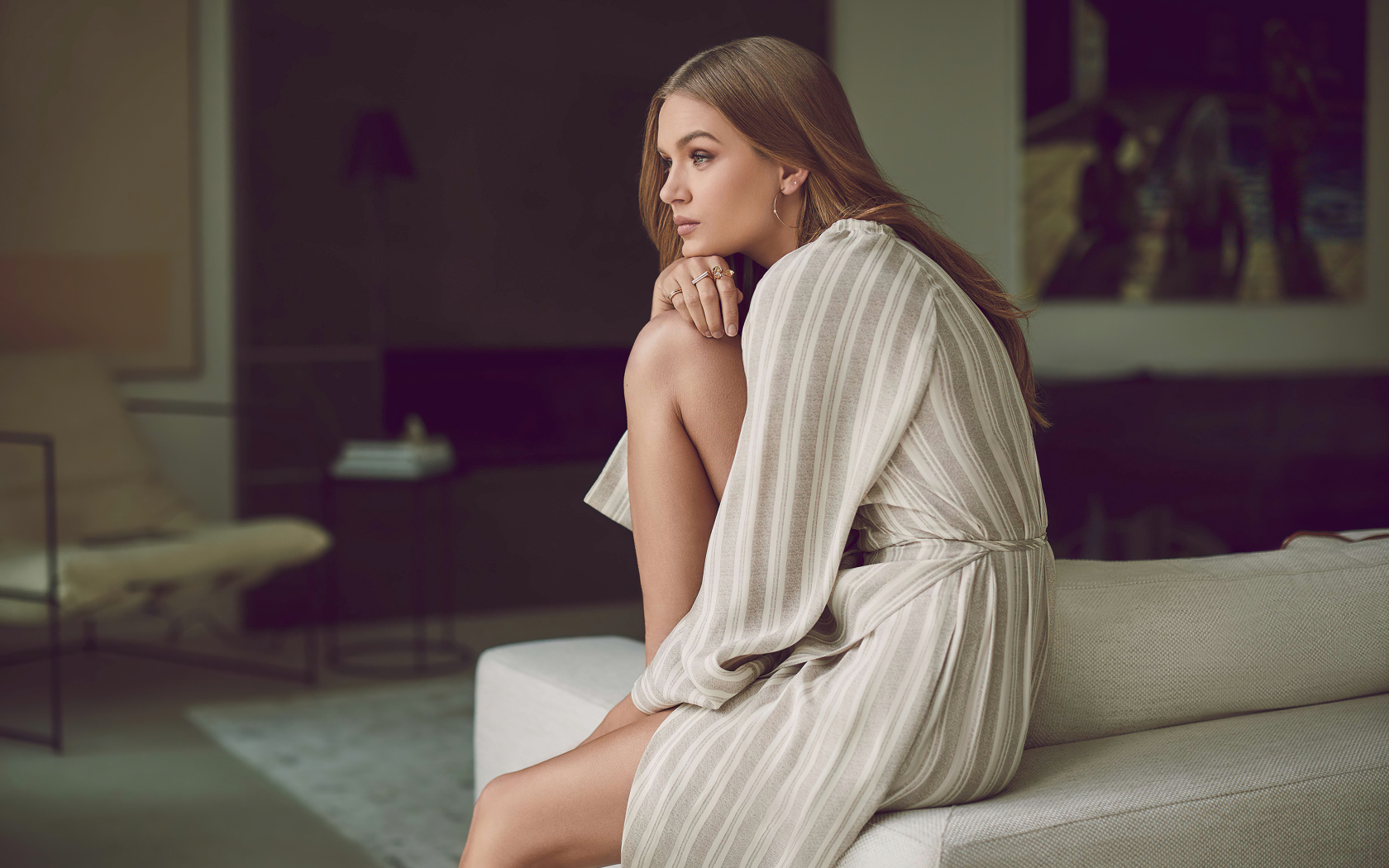 Датская модель Жозефин Скривер в халате на кровати