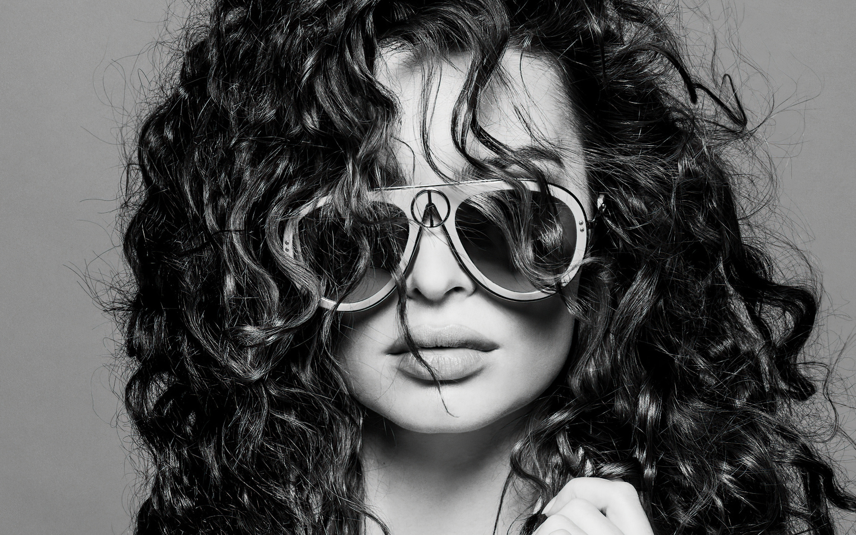 Модель Эмили Ратаковски в очках на сером фоне