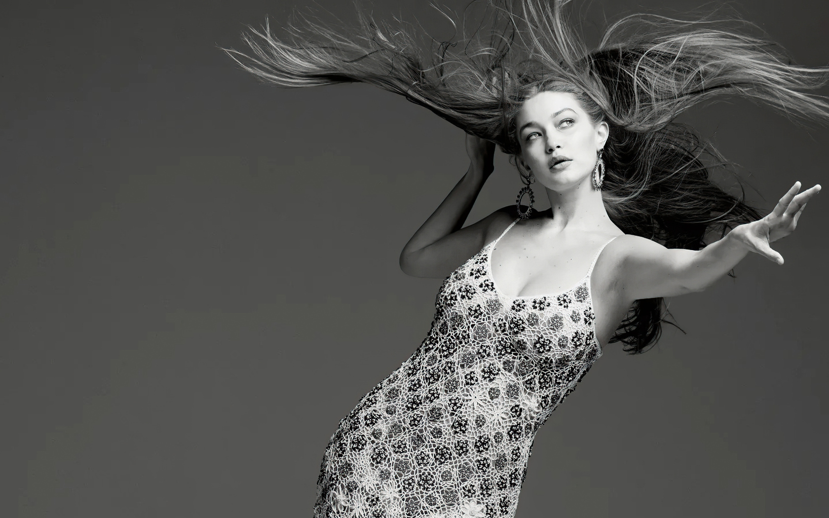 Модель Джиджи Хадид в платье на сером фоне