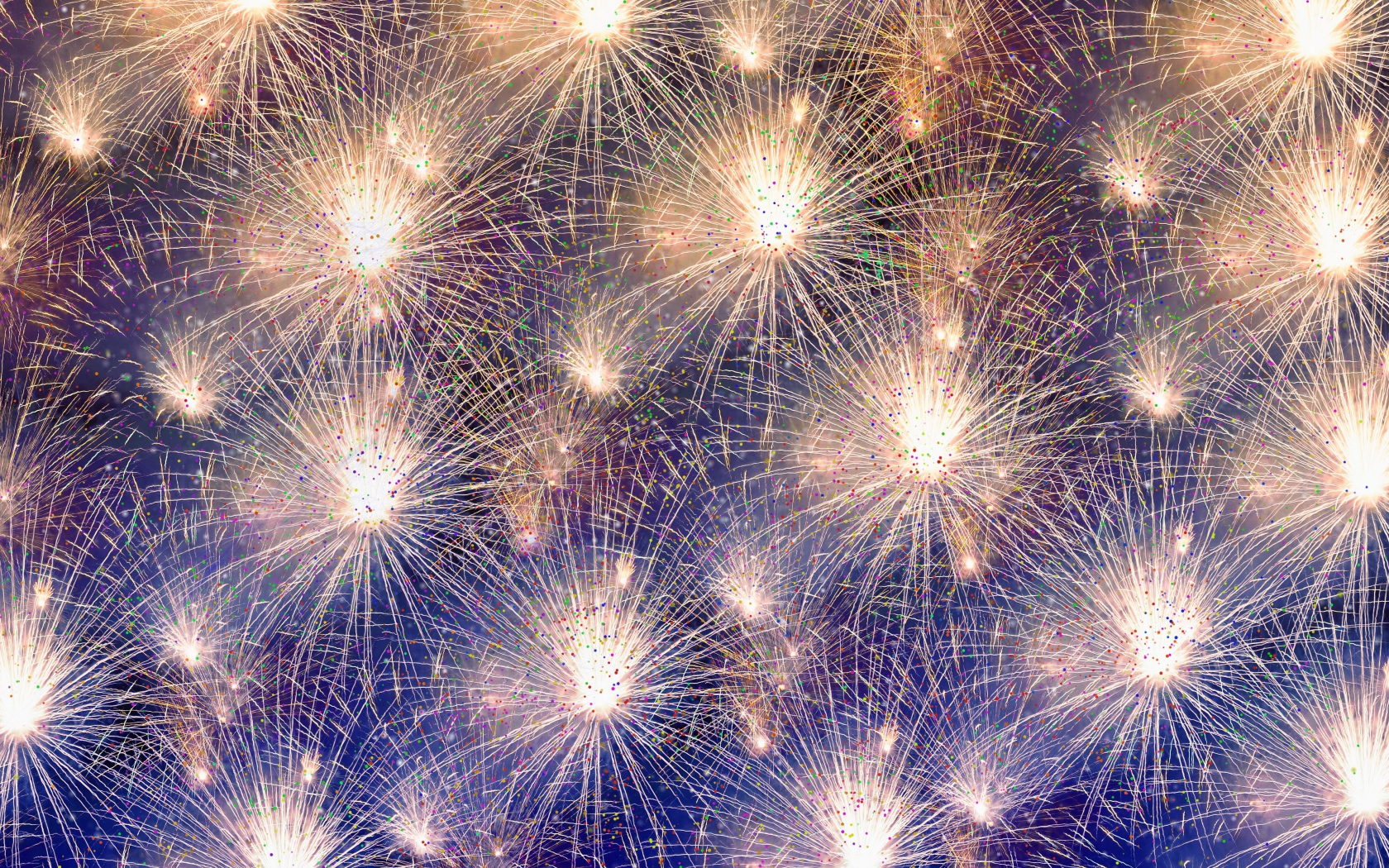 Яркий праздничный салют в небе 