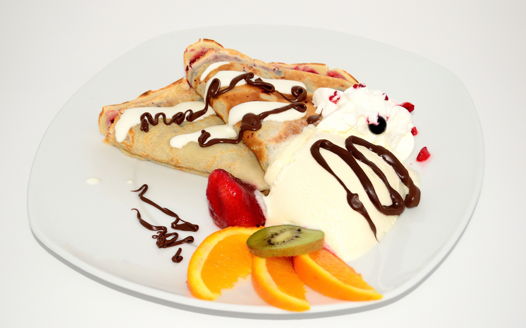 Тонкие блинчики  со сметаной и фруктами на праздник Масленица