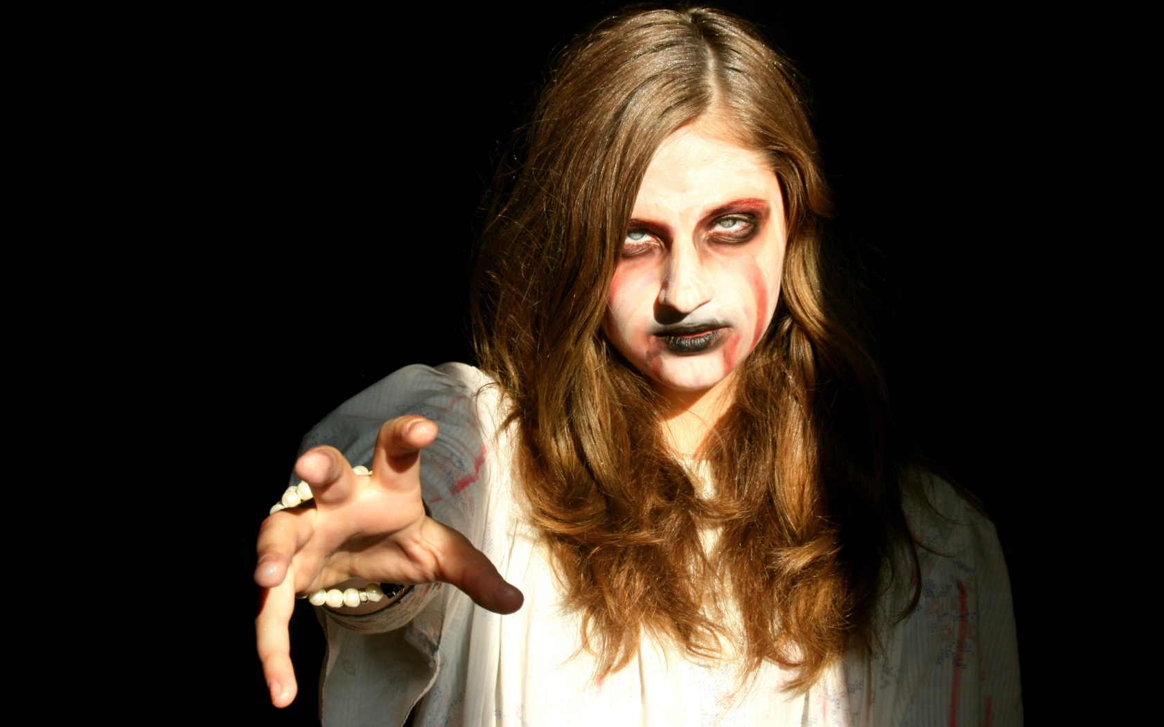 Девушка зомби на черном фоне в костюме на Хэллоуин