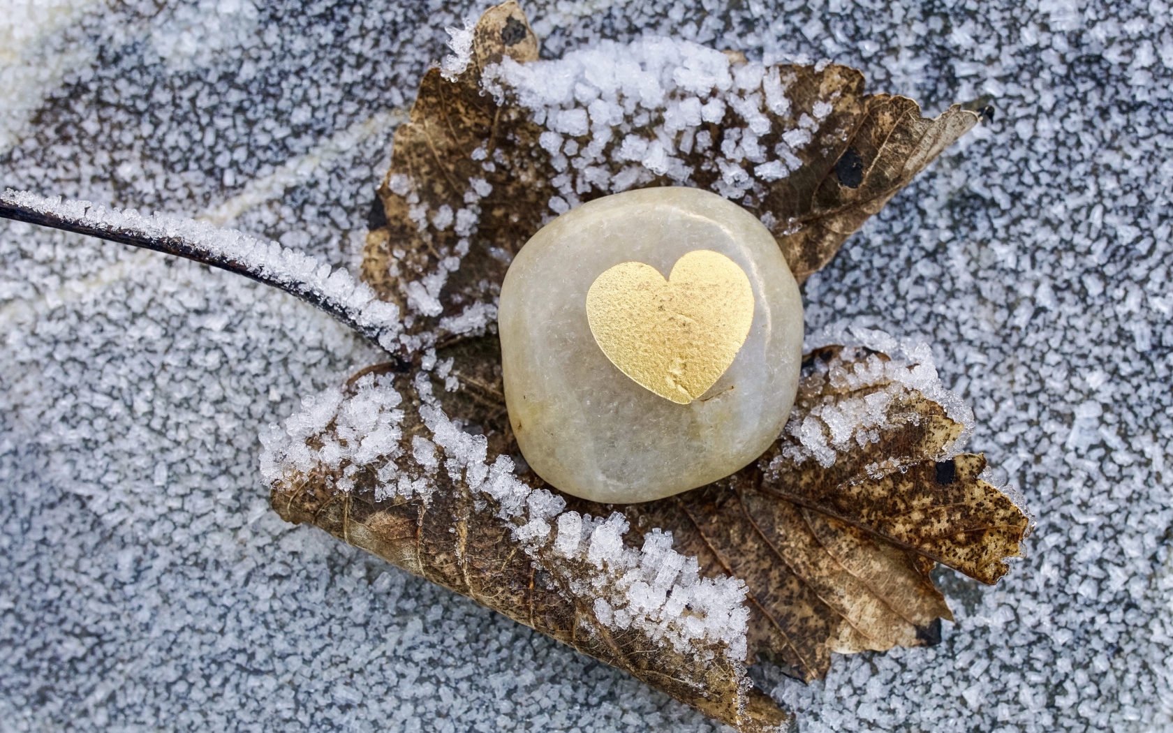 Сердце в камне на заснеженной земле