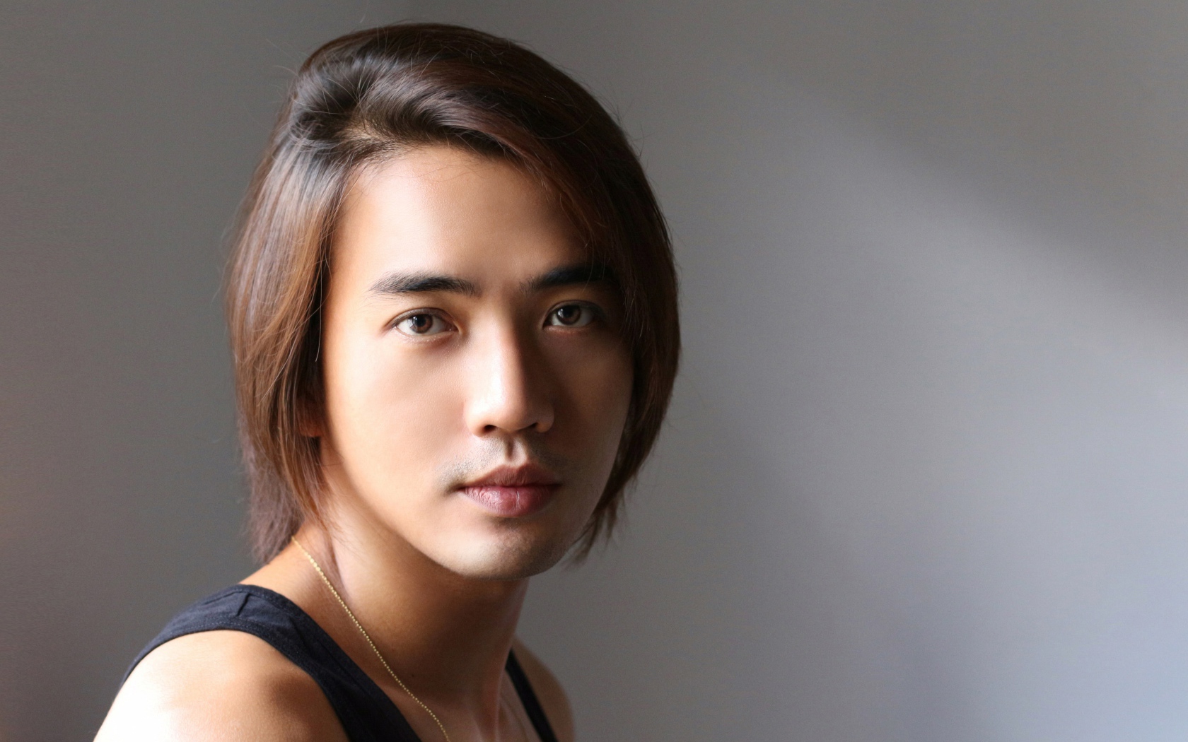 Кареглазый мужчина на сером фоне