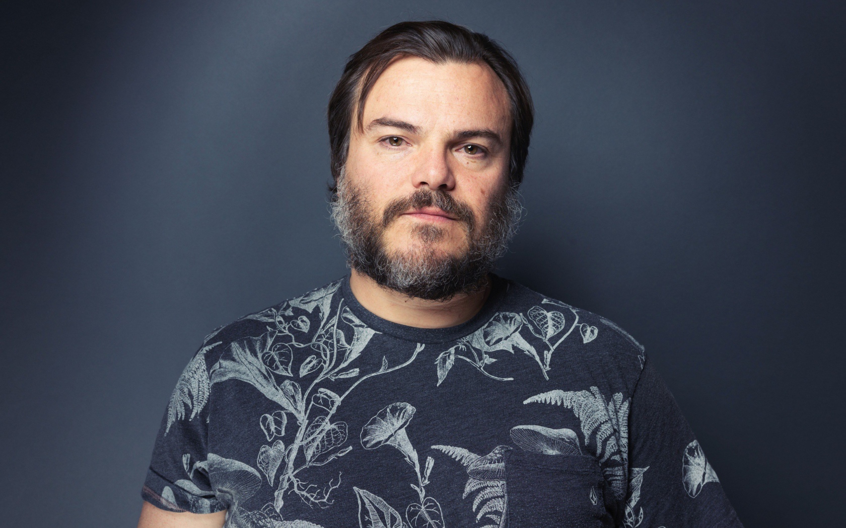 Актер Джек Блэк на сером фоне