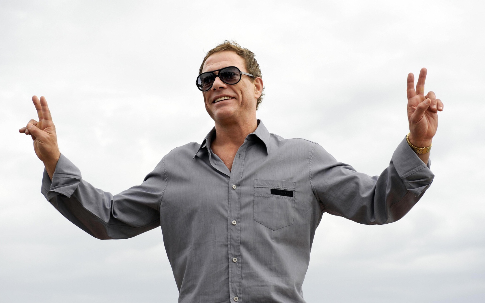 Актер Жан-Клод Ван Дамм на белом фоне