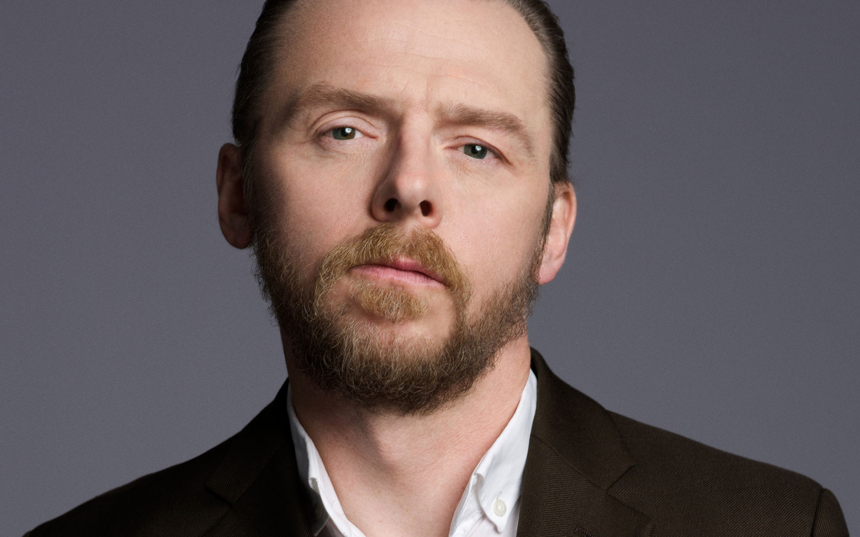 Актер Саймон Пегг на сером фоне