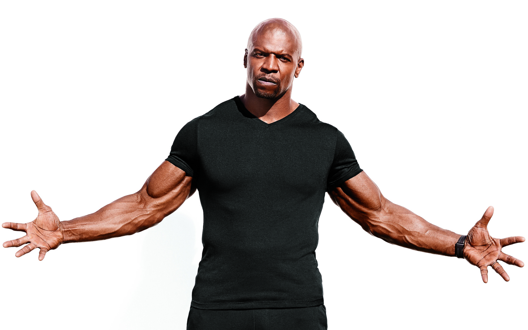 Актер Терри Крюс в черной футболке на белом фоне