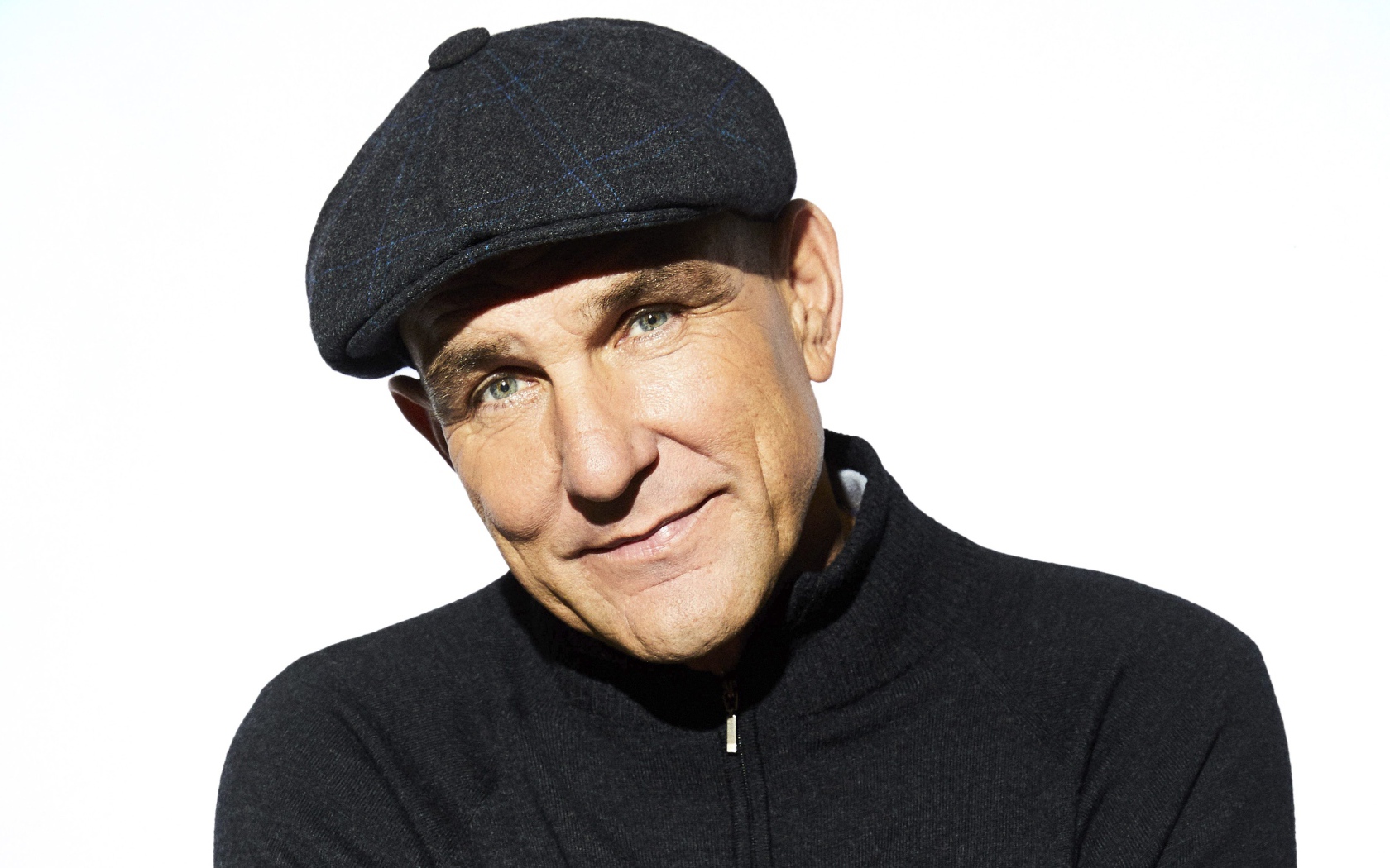 Актер Винни Джонс в кепке